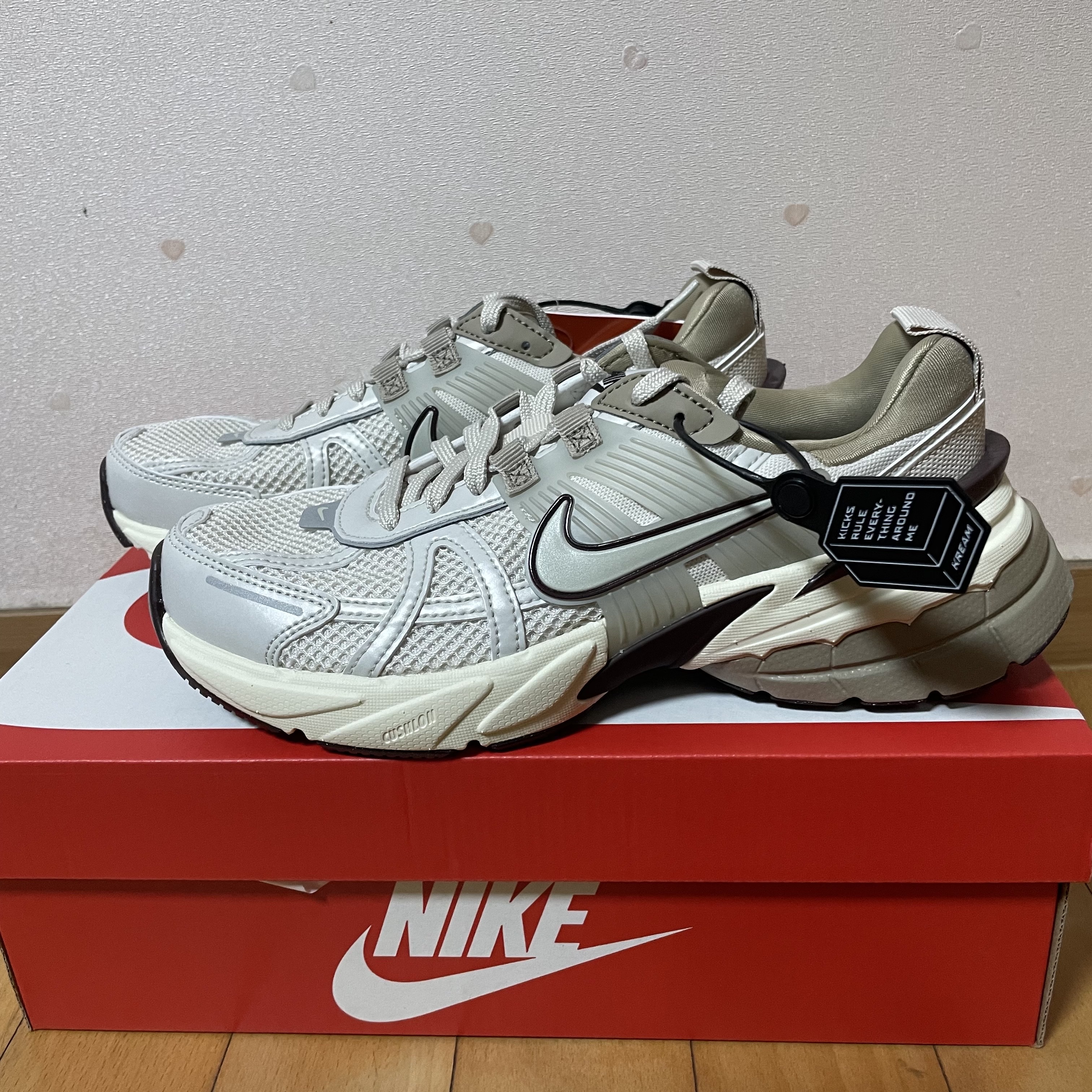 Nike V2K Run Light Orewood Brown Khaki 착용 스타일