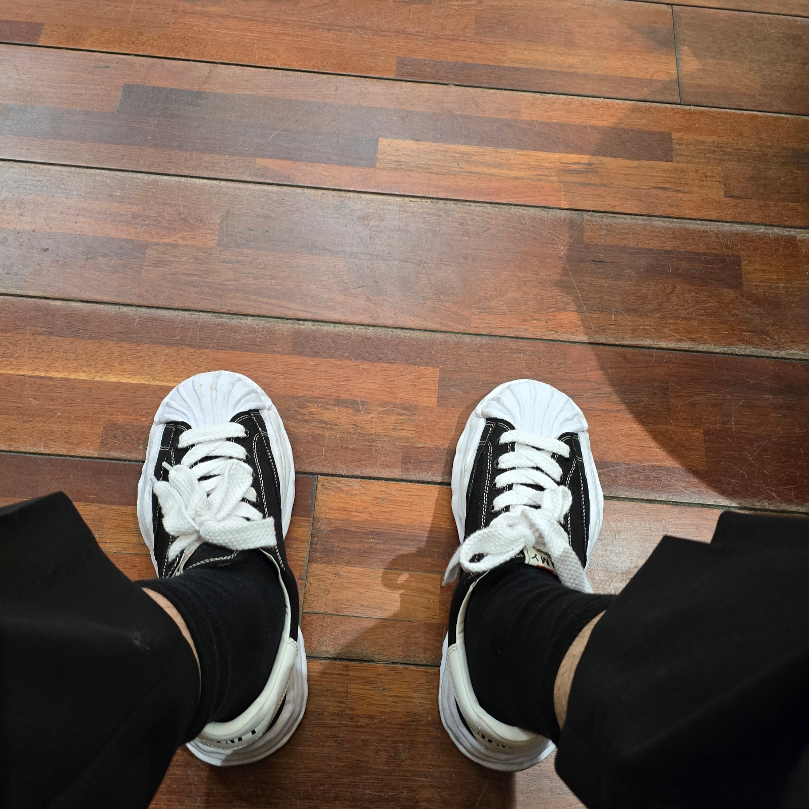Maison Mihara Yasuhiro Blakey OG Sole Canvas Low-top Sneakers Black White 착용 스타일