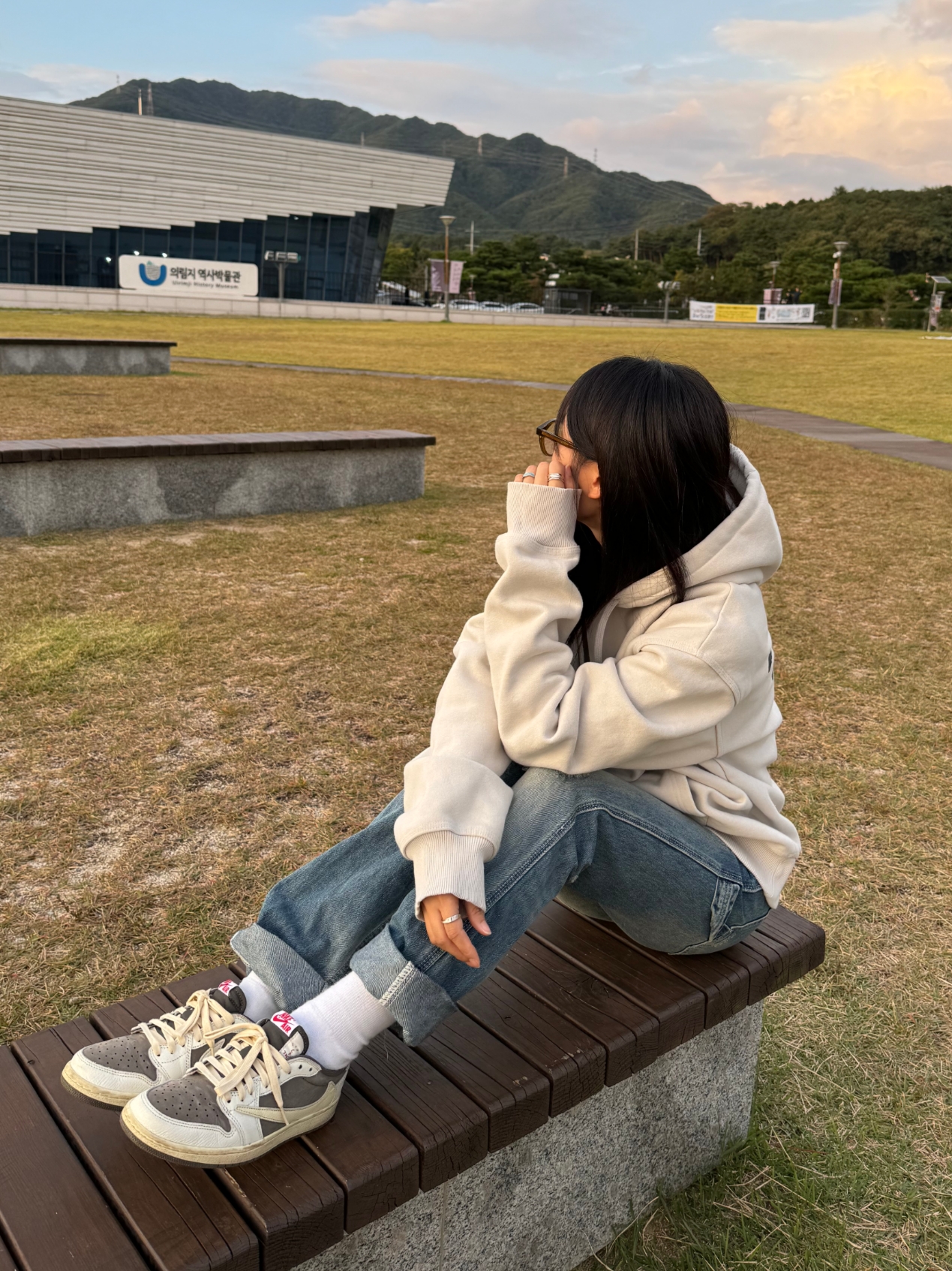 Jordan 1 x Travis Scott Retro Low OG SP Sail and Ridgerock, Stussy Stock Seoul Hood Smoke 2022 착용 스타일 - 2