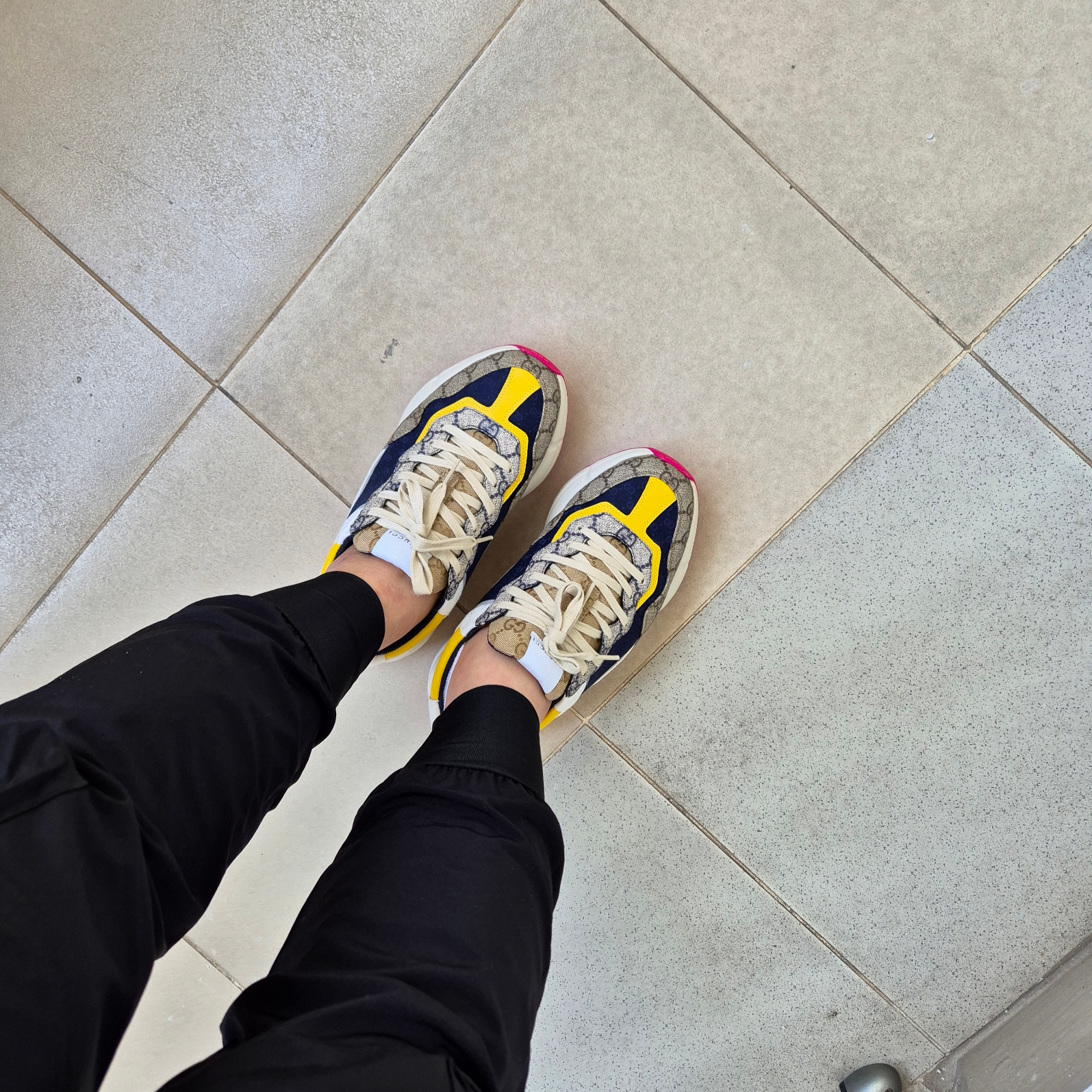 Gucci GG Rhyton Beige Sneakers Ebony Blue 착용 스타일