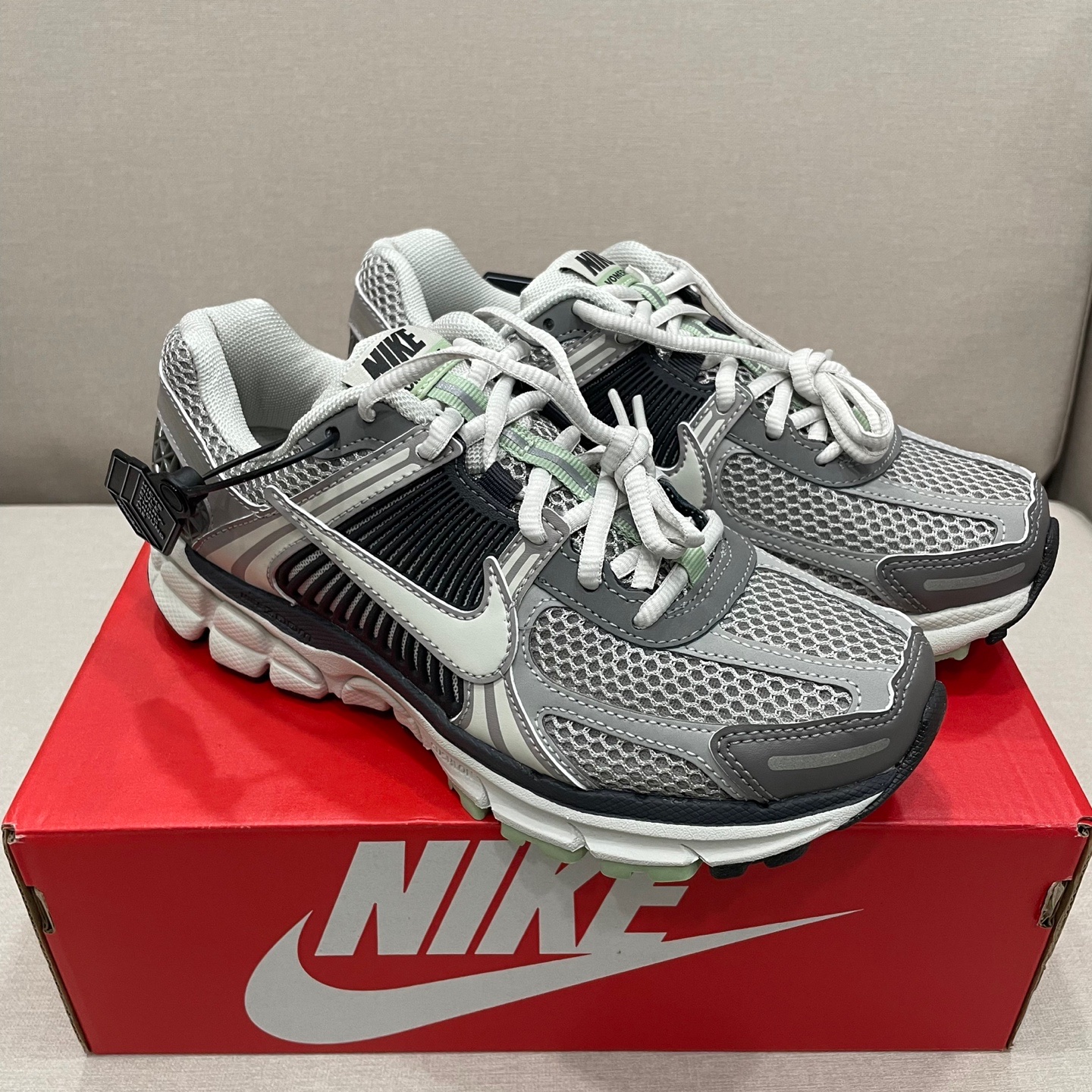 (W) Nike Zoom Vomero 5 Cobblestone and Flat Pewter 착용 스타일