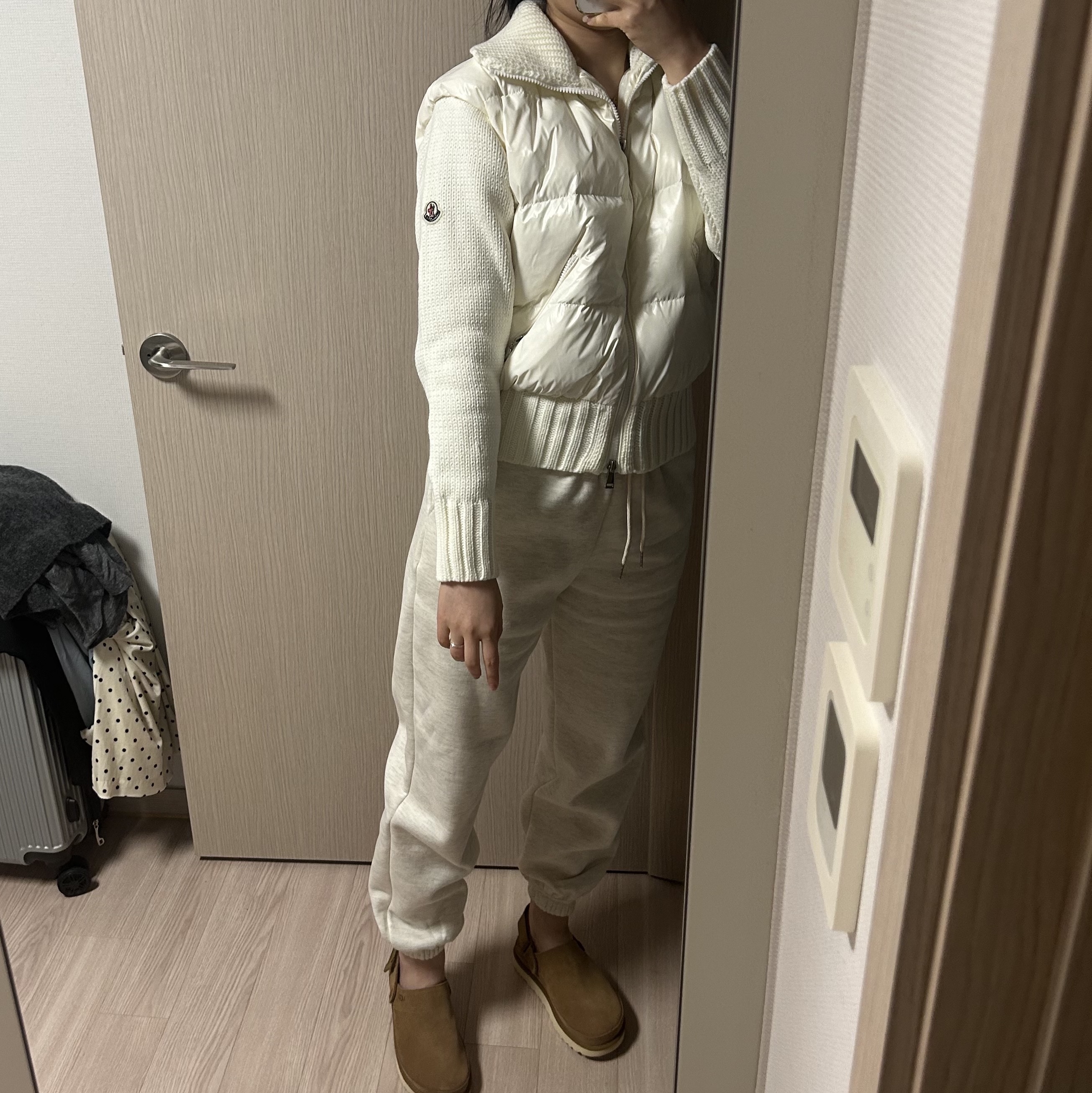 (Kids) UGG Goldenstar Clog Chestnut, (W) Moncler Padded Wool Cardigan White - 23FW 착용 스타일