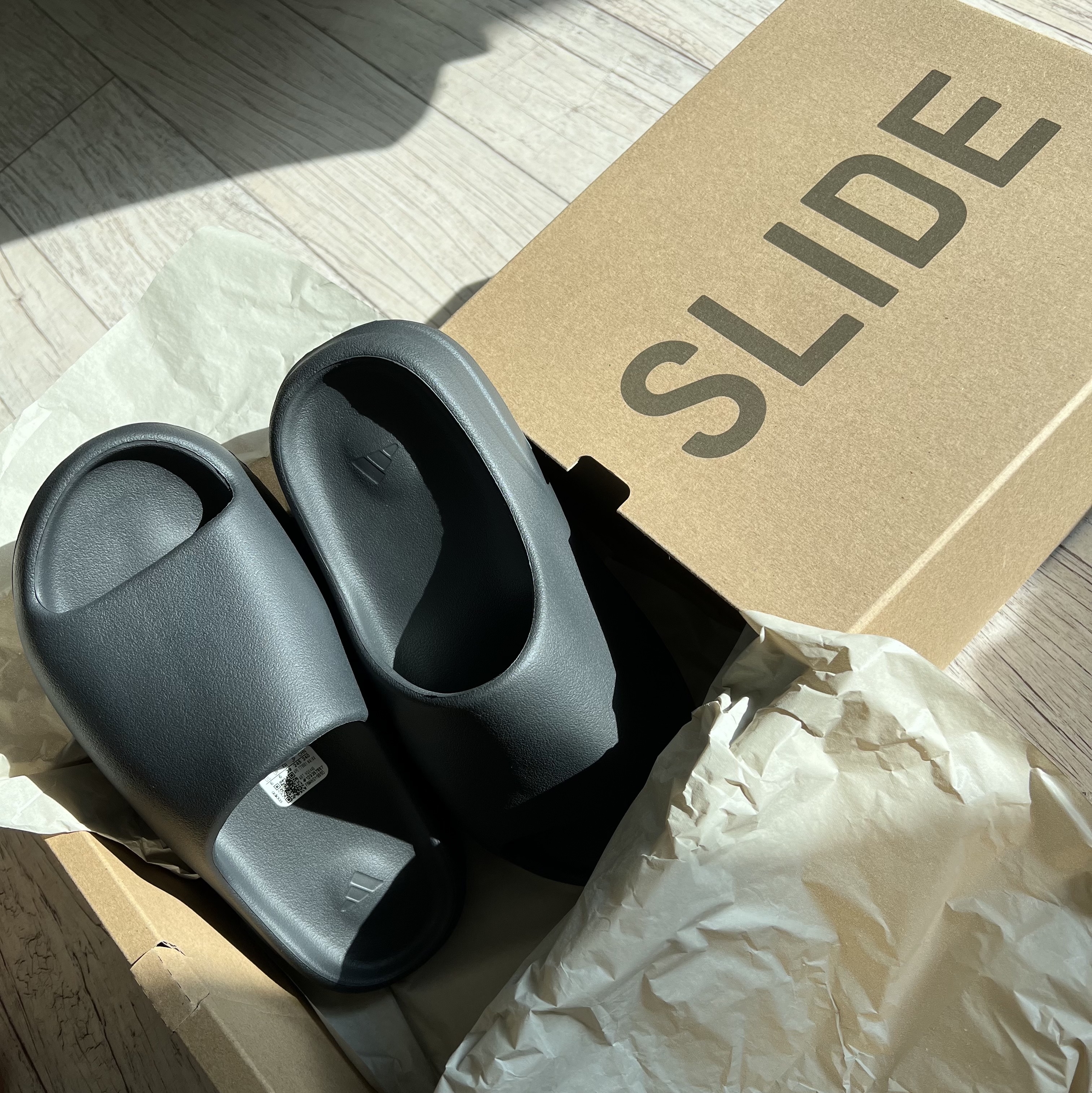 Adidas Yeezy Slide Onyx ์ฐฉ์ฉ ์คํ์ผ