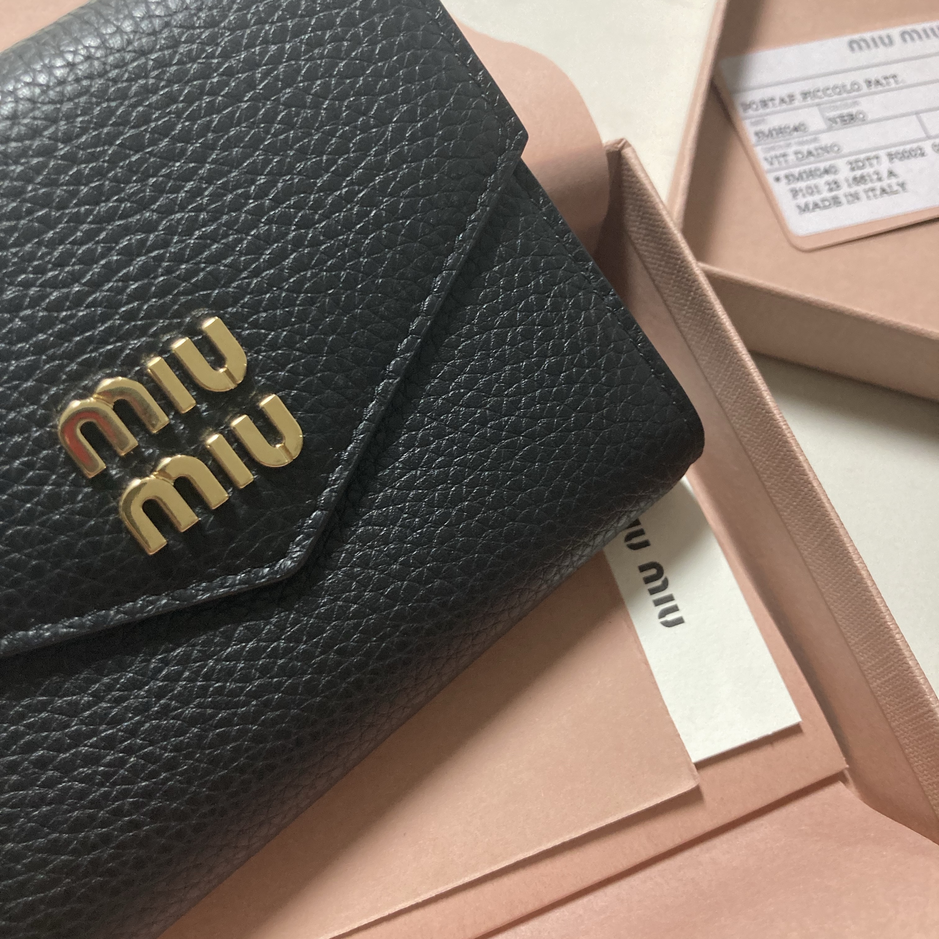 Miu Miu Small Leather Wallet Black 착용 스타일