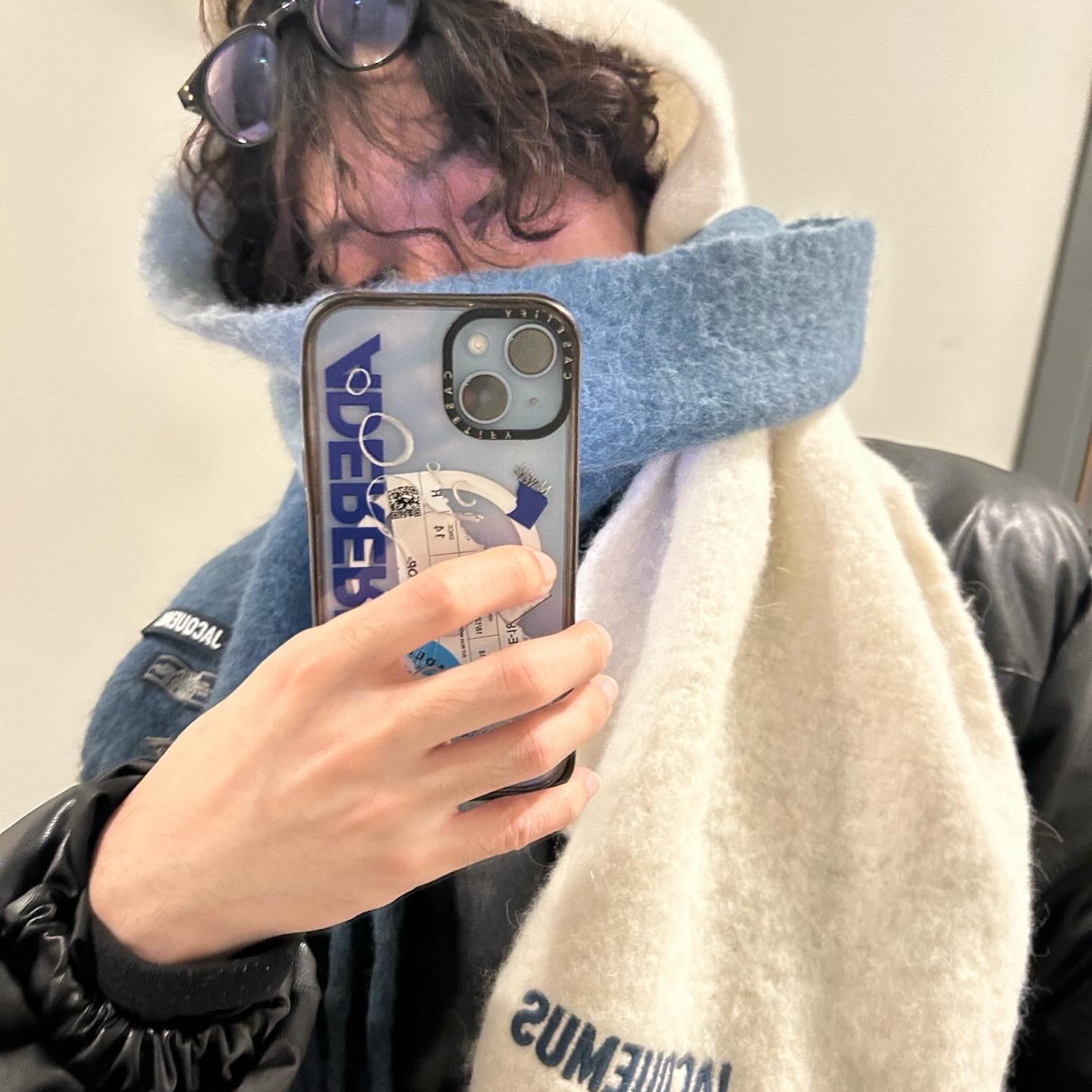 Jacquemus L'echarpe Moisson Gradient Muffler Multi Navy, Gentle Monster Karl 01 Black 착용 스타일