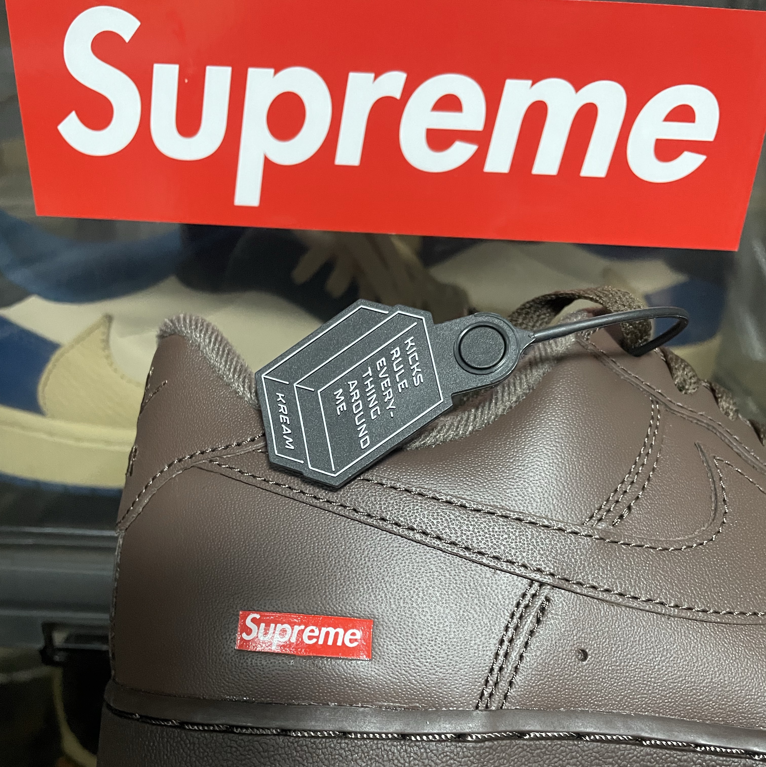 Nike x Supreme Air Force 1 Low Baroque Brown 착용 스타일 - 3