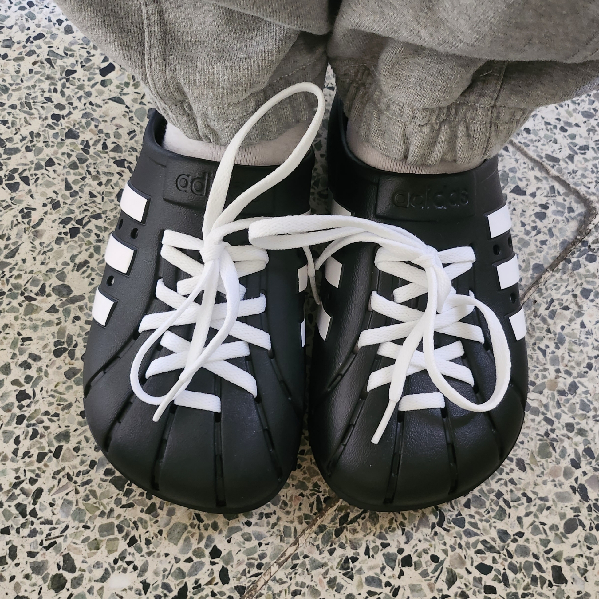 Adidas Adilette Clog Black White 착용 스타일