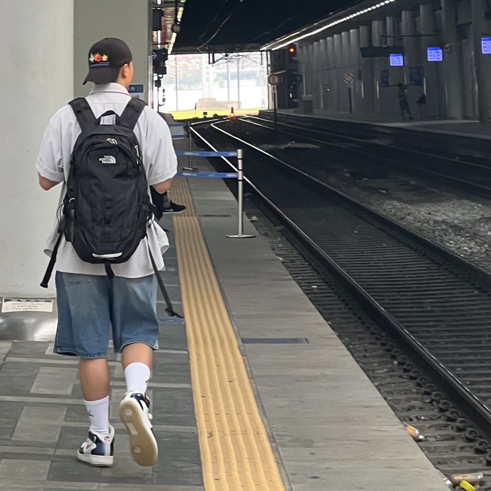 The North Face Hot Shot Black 착용 스타일
