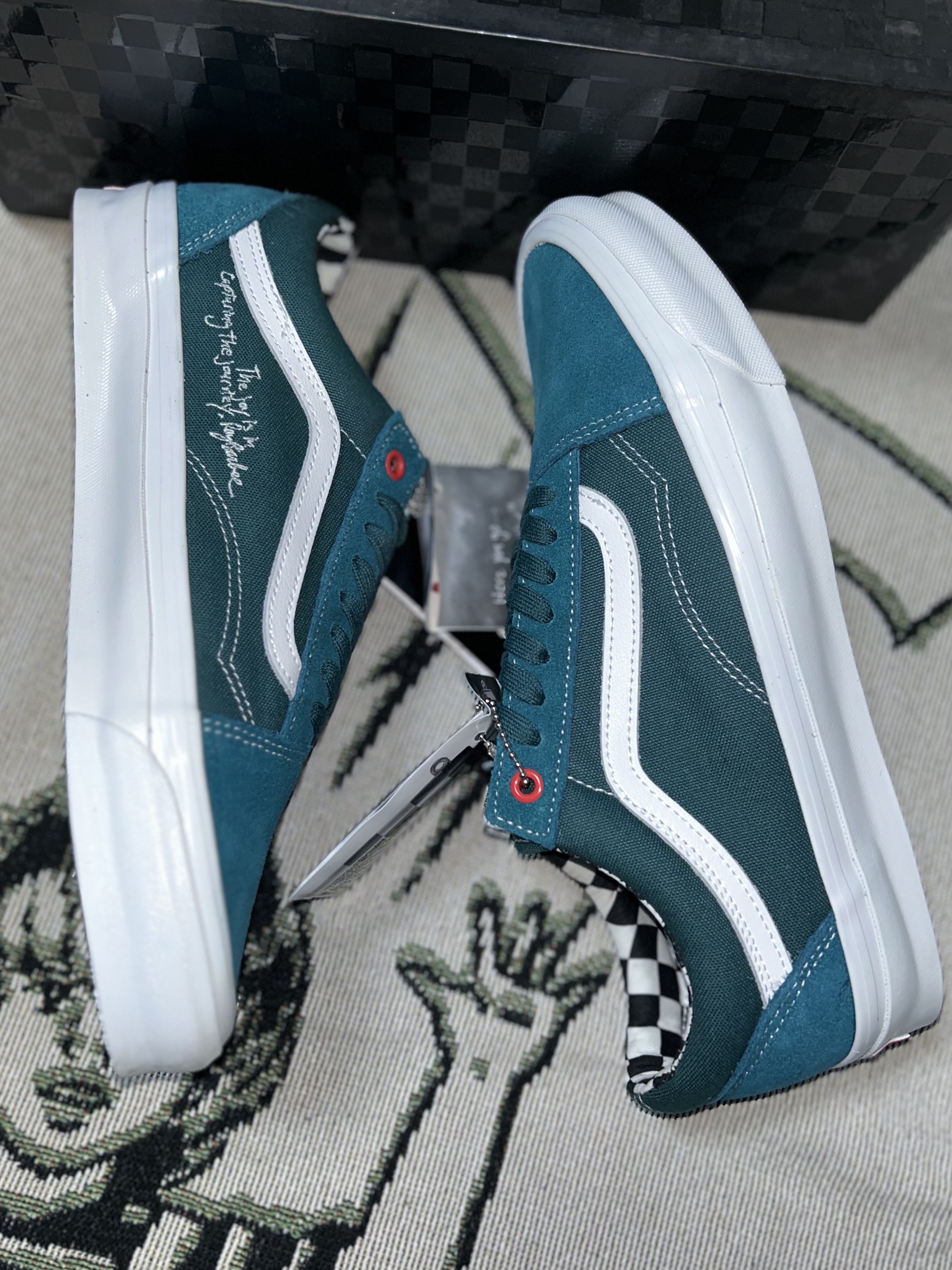 Vans Vault x Ray Barbee Leica OG Old Skool LX Dark Teal 착용 스타일 - 2