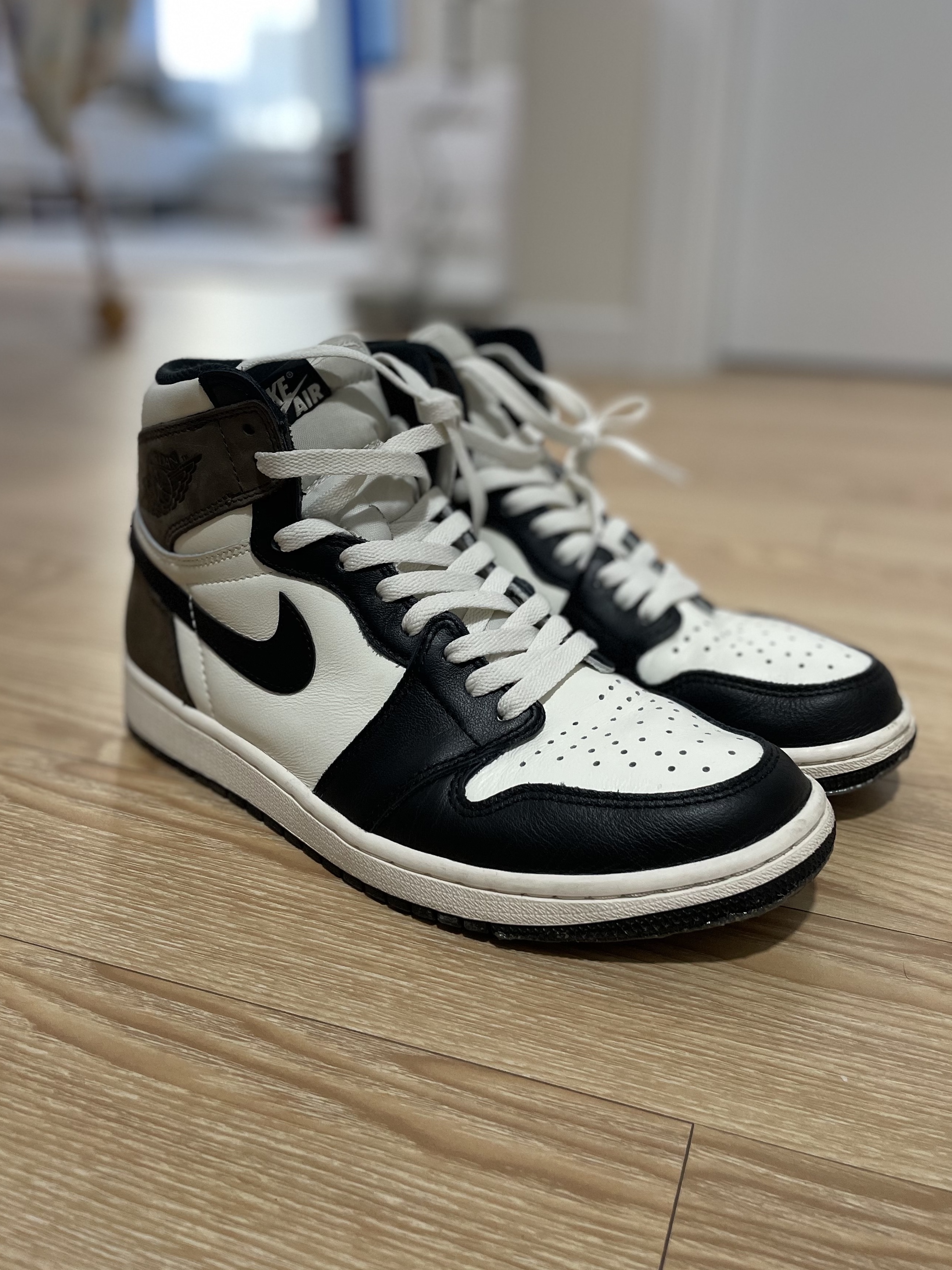 Jordan 1 Retro High OG Black Mocha 착용 스타일 - 2