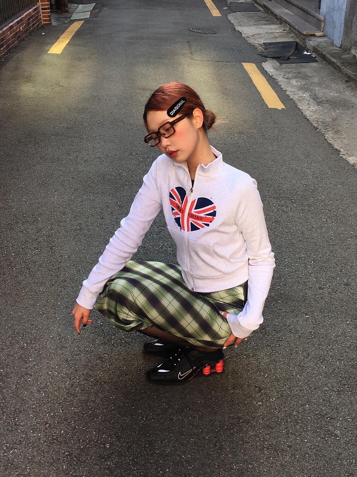 Nike x Martine Rose Shox MR4 Black, [KREAM 단독] ADSB Andersson Bell Macaron Intarsia Cardigan Black 착용 스타일 - 2