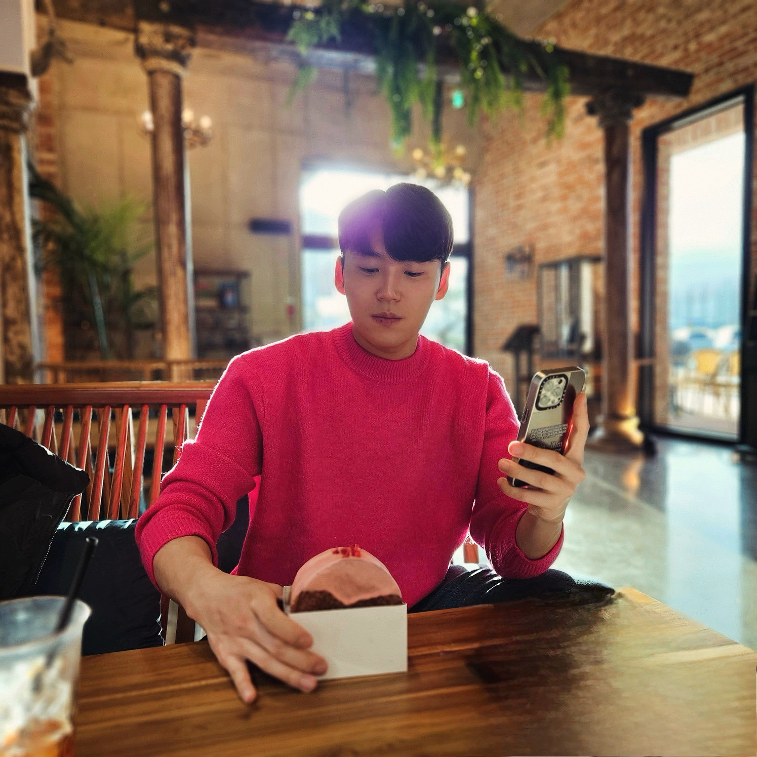 Casetify x Matin Kim iPhone Letter Magsafe Mirror Case Silver 착용 스타일