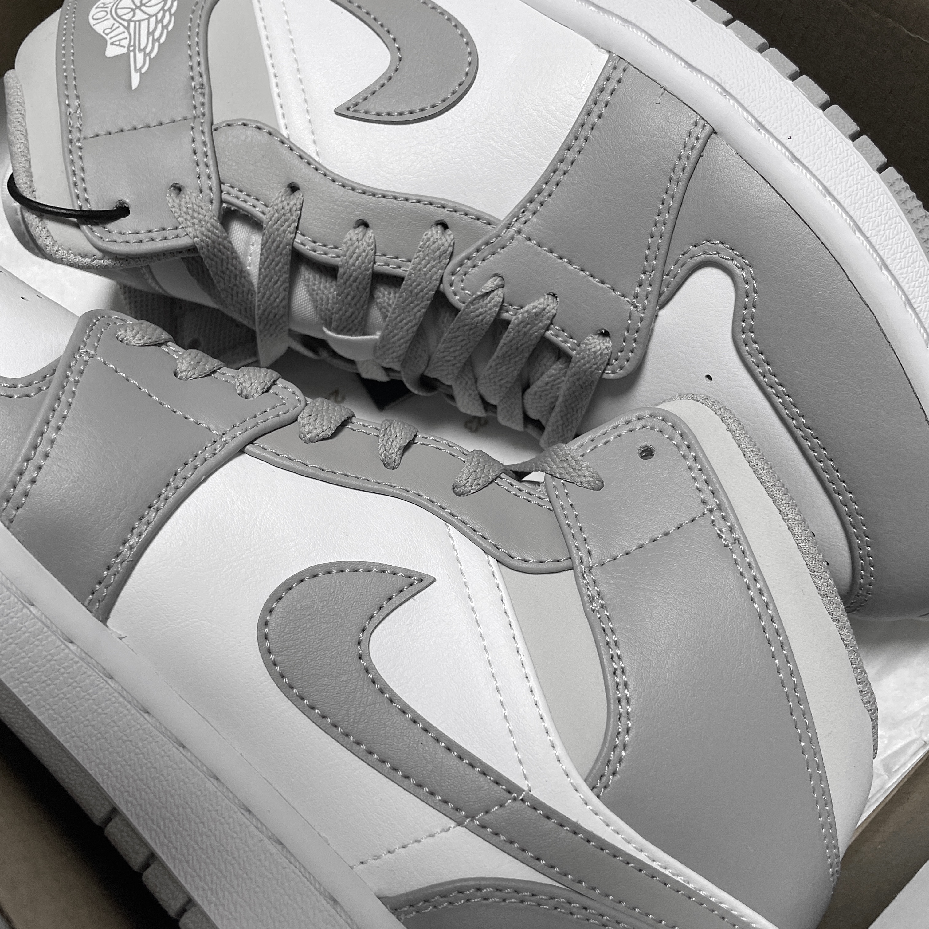 Jordan 1 Mid College Grey 착용 스타일