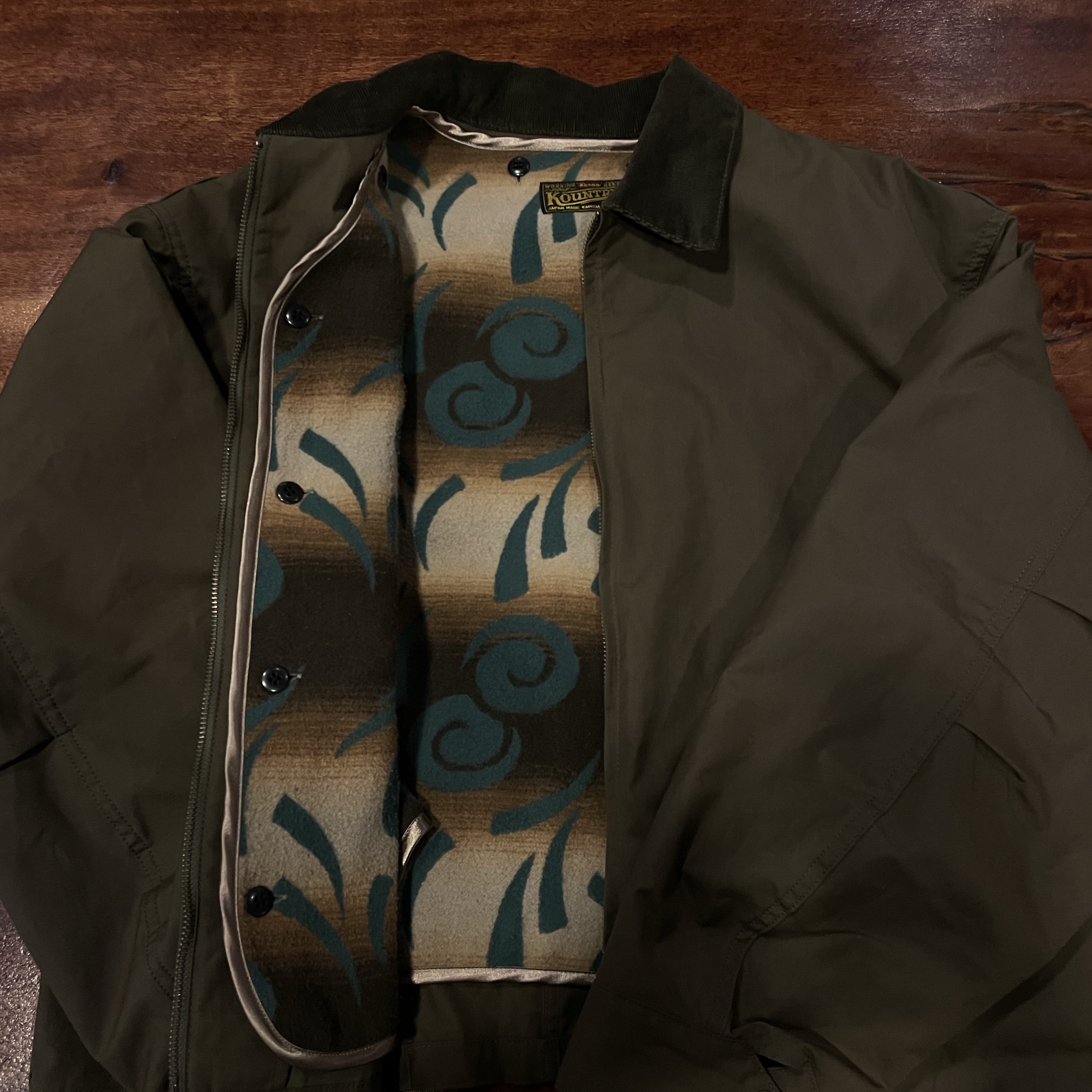 Kapital Cotton Oil Coating T-Back Drizzler Jacket Khaki 착용 스타일 - 2