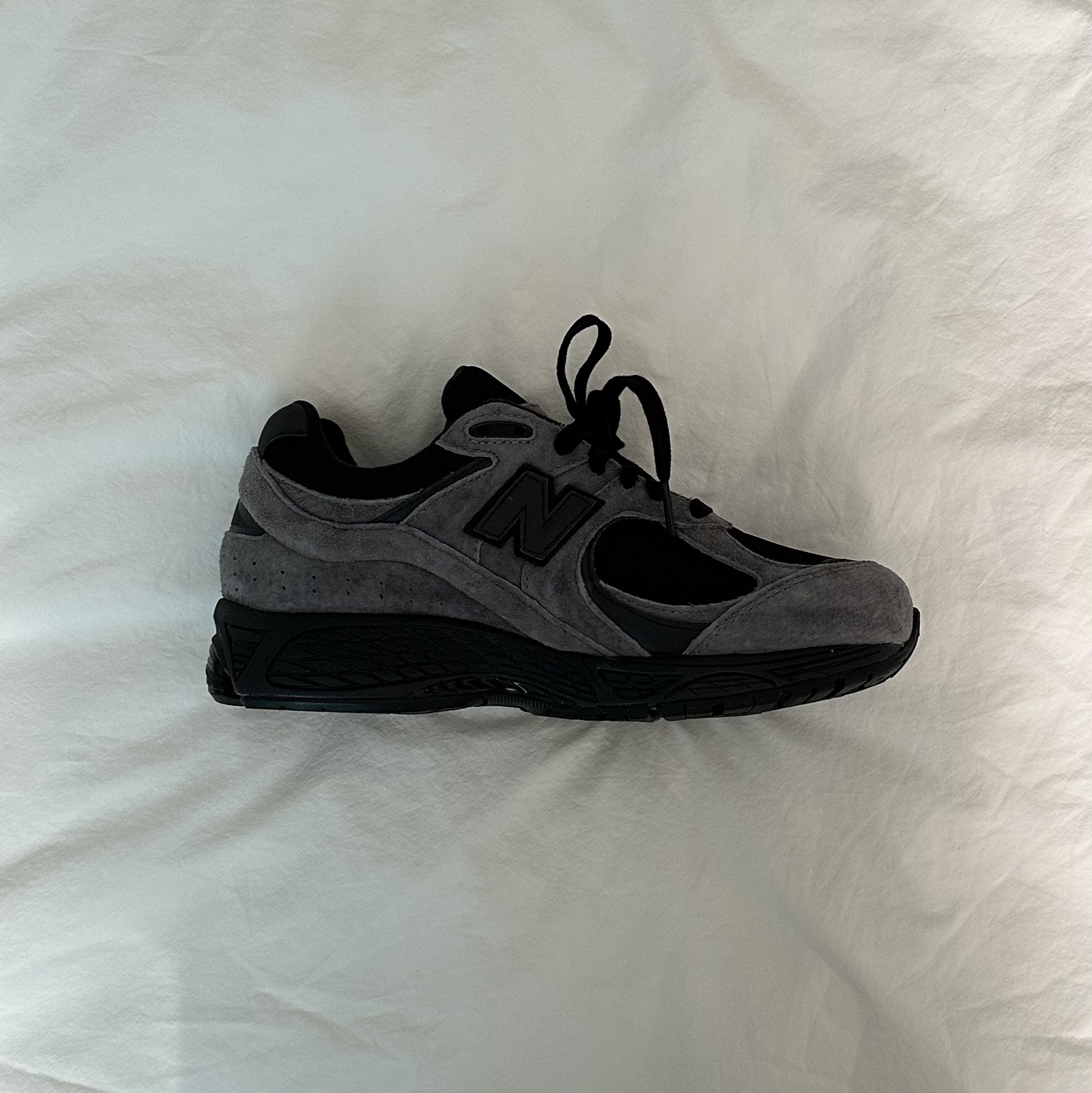 New Balance x JJJJound 2002R Gore-Tex Charcoal 착용 스타일 - 4