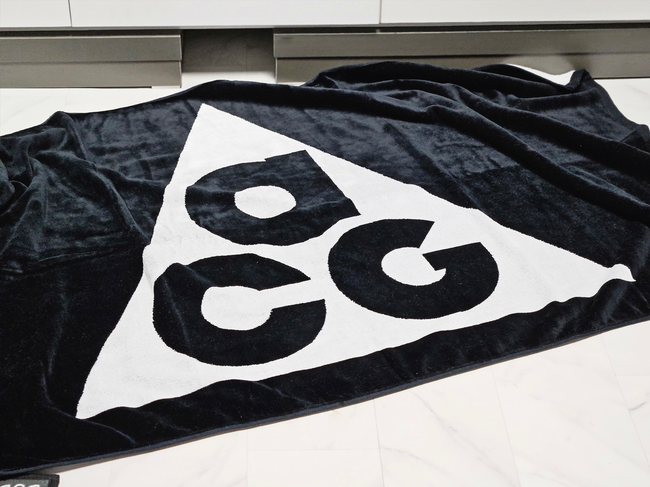 Nike ACG Towel Black Summit White 착용 스타일 - 8