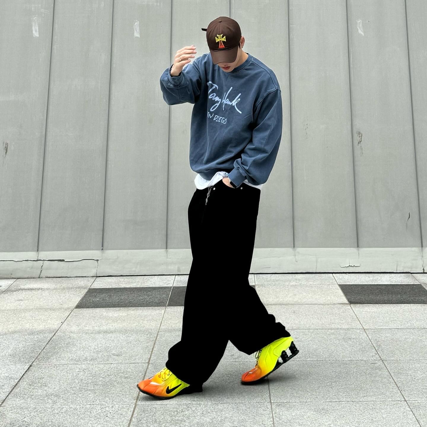 Nike x Martine Rose Shox MR4 Safety Orange 착용 스타일 - 1