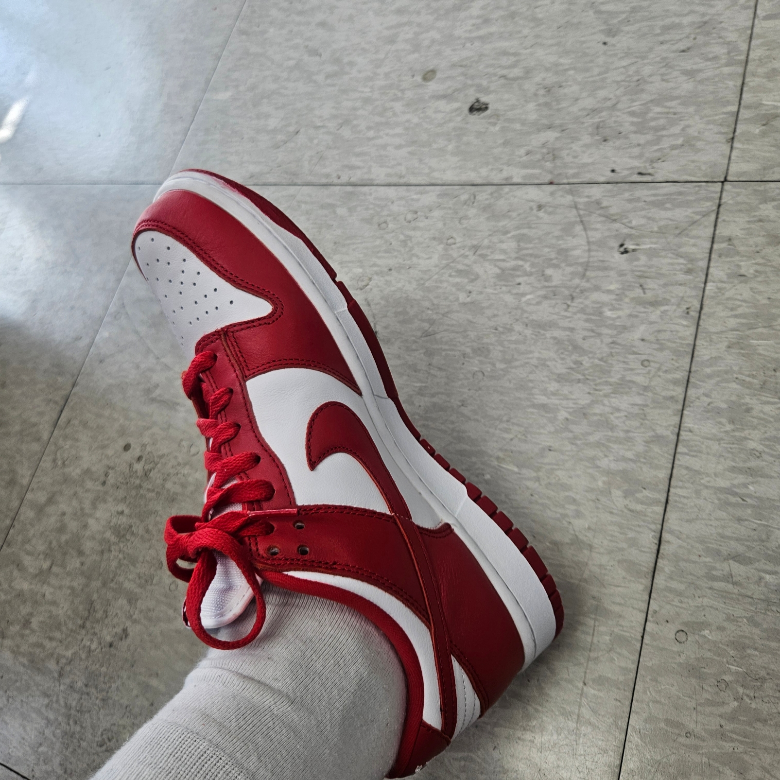 Nike Dunk Low SP White and University Red 2023 착용 스타일 - 3