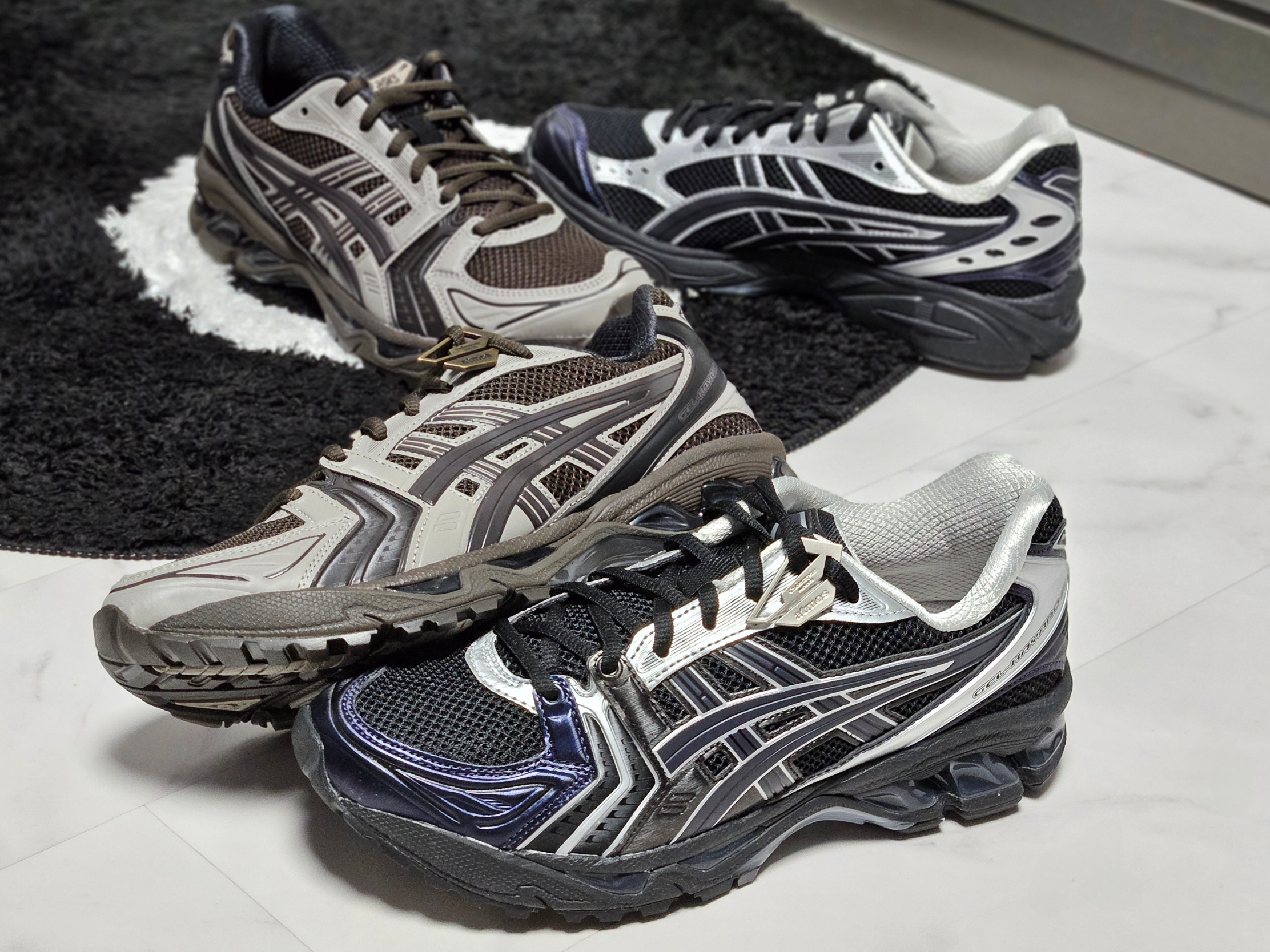 Asics x Atmos x Undermycar Gel-Kayano 14 Pepper Black, Asics Gel-Kayano 14 Black Pure Silver 착용 스타일 - 4