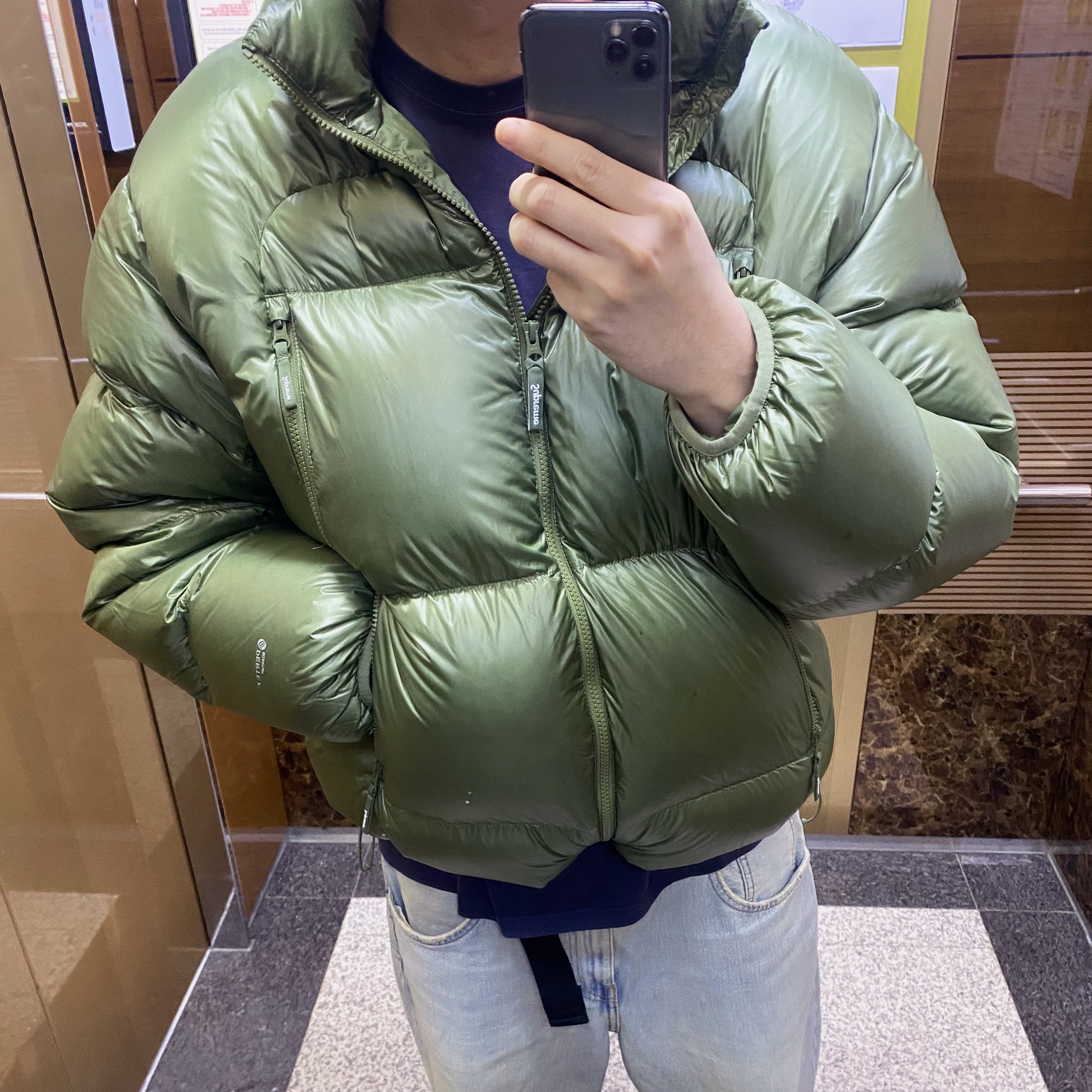 Supreme Featherweight Down Puffer Jacket Olive - 23FW 착용 스타일