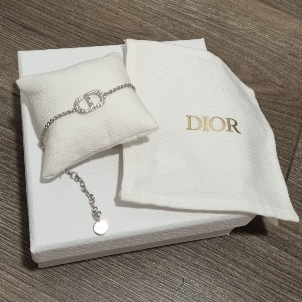 (W) Dior Petit CD Bracelet Silver Finish Metal White Crystals, (W) Dior Petit CD Necklace Silver Finish Metal White Crystals 착용 스타일 - 2