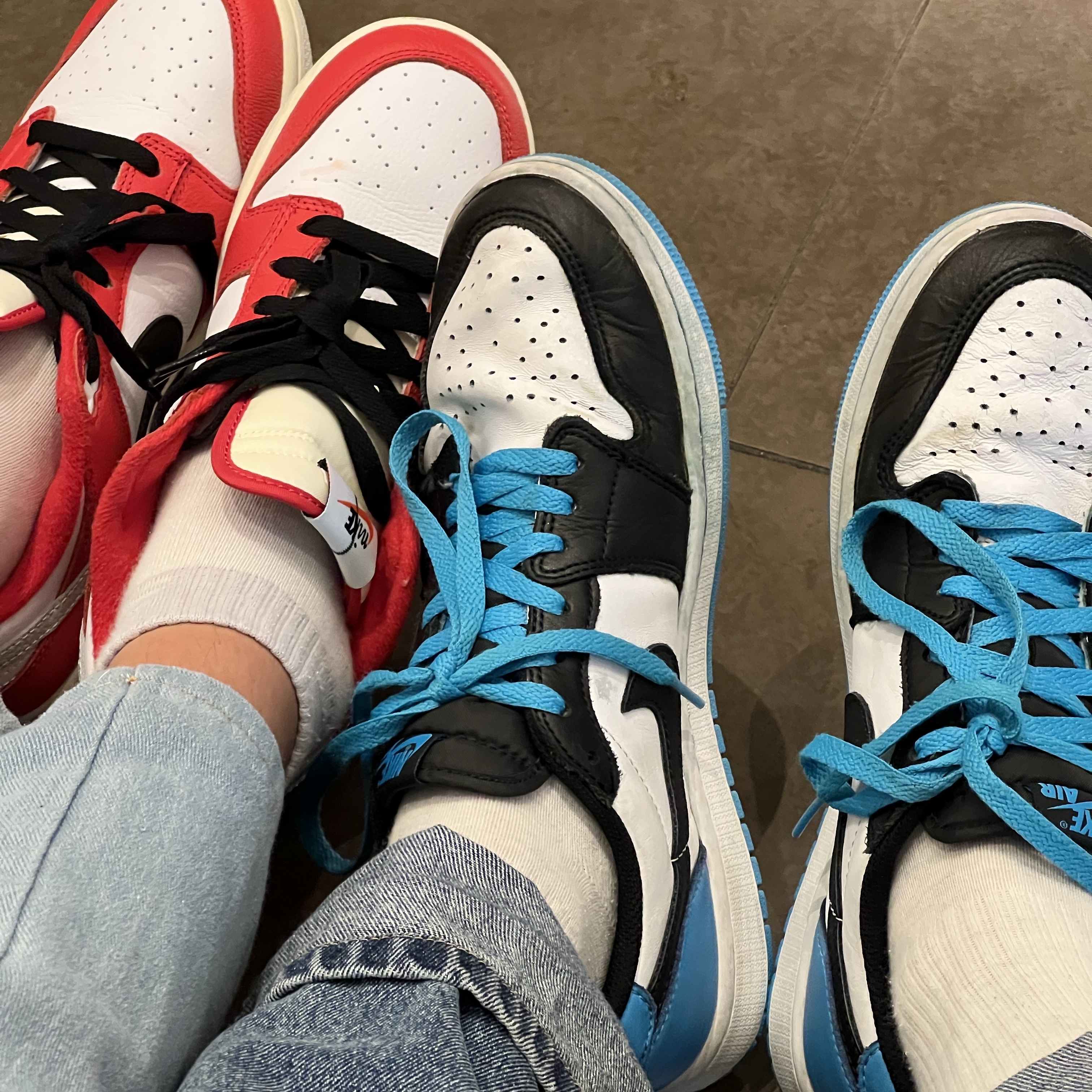 Jordan 1 Retro Low OG Black and Dark Powder Blue, Nike Dunk Low Retro PRM University Red Black 착용 스타일