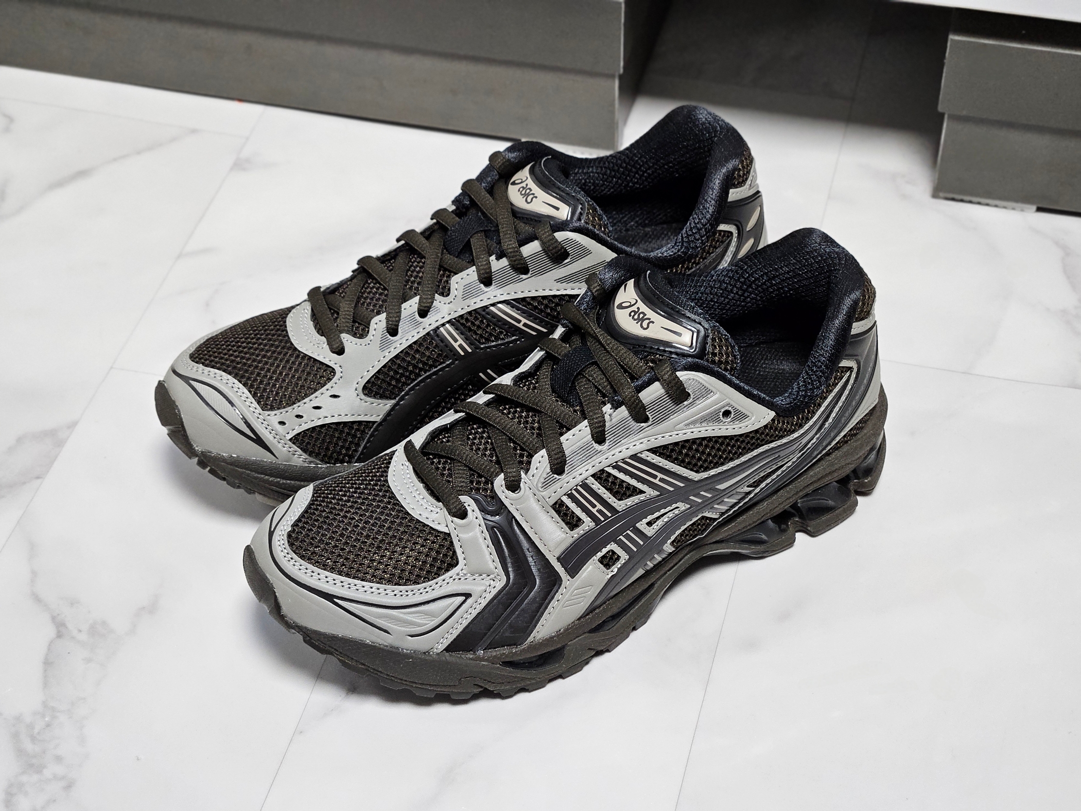 Asics x Atmos x Undermycar Gel-Kayano 14 Pepper Black, Asics Gel-Kayano 14 Black Pure Silver 착용 스타일 - 8