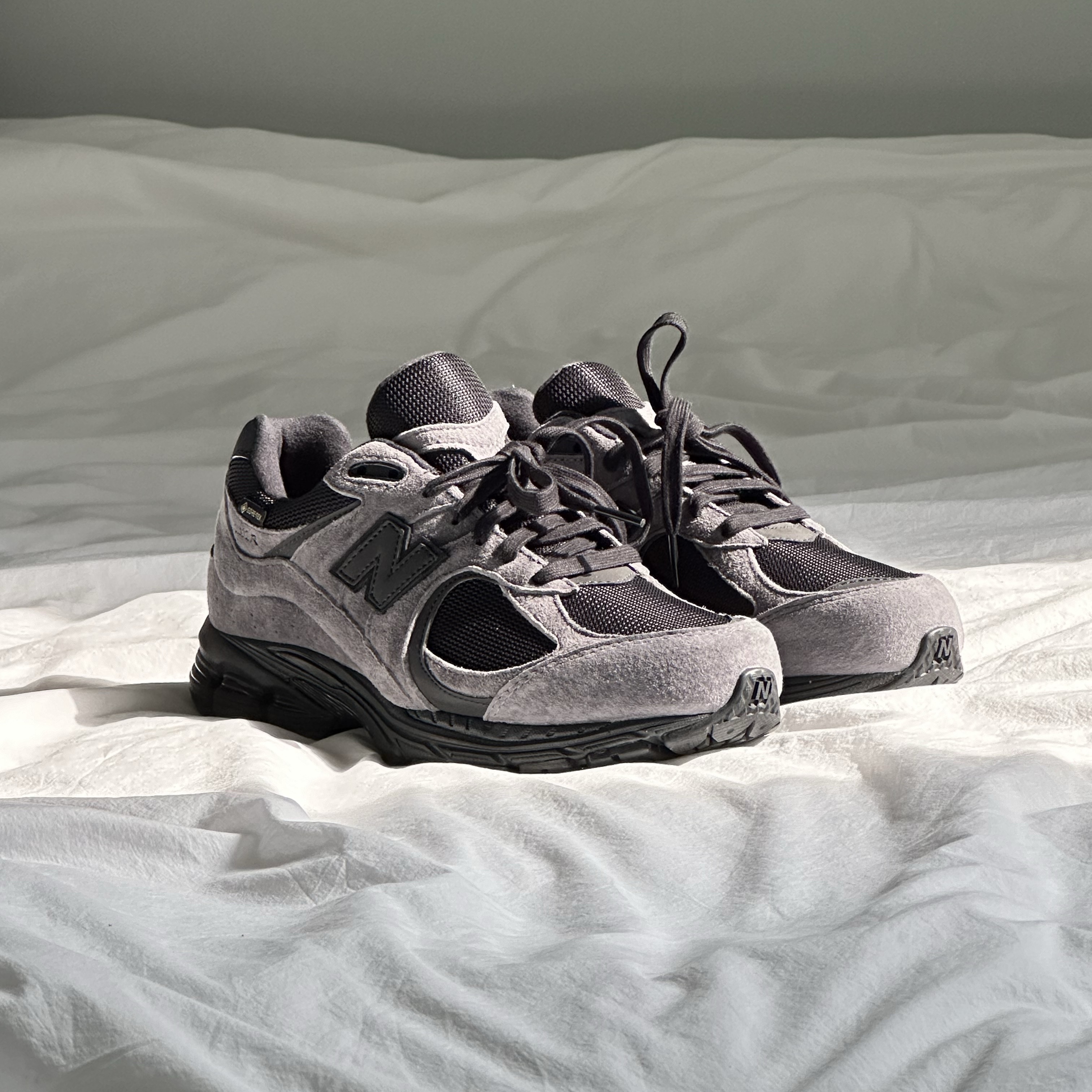 New Balance x JJJJound 2002R Gore-Tex Charcoal 착용 스타일 - 3