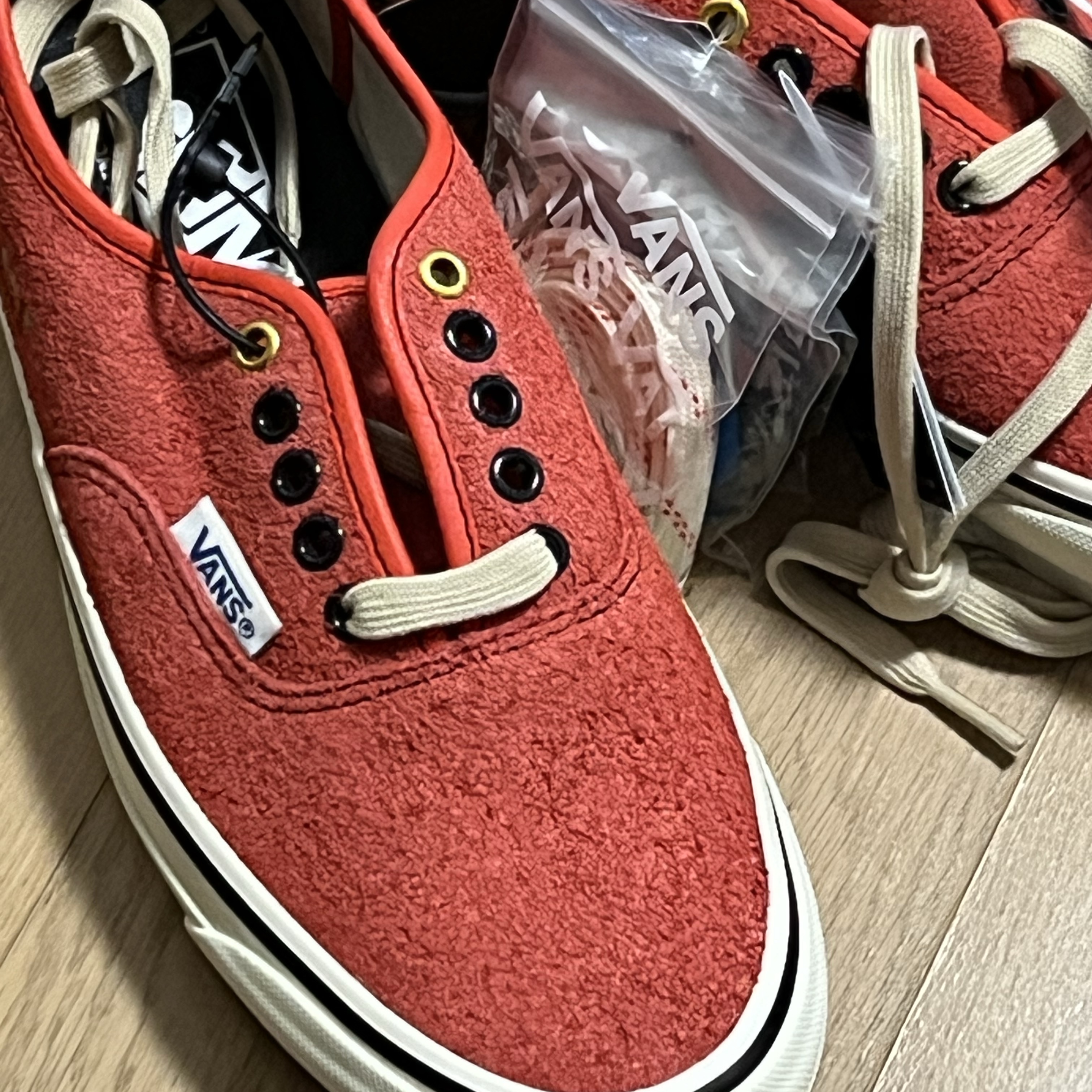 Vans Vault x Julian Klincewicz OG Authentic SP LX Hairy Suede Cherry Tomato 착용 스타일 - 2