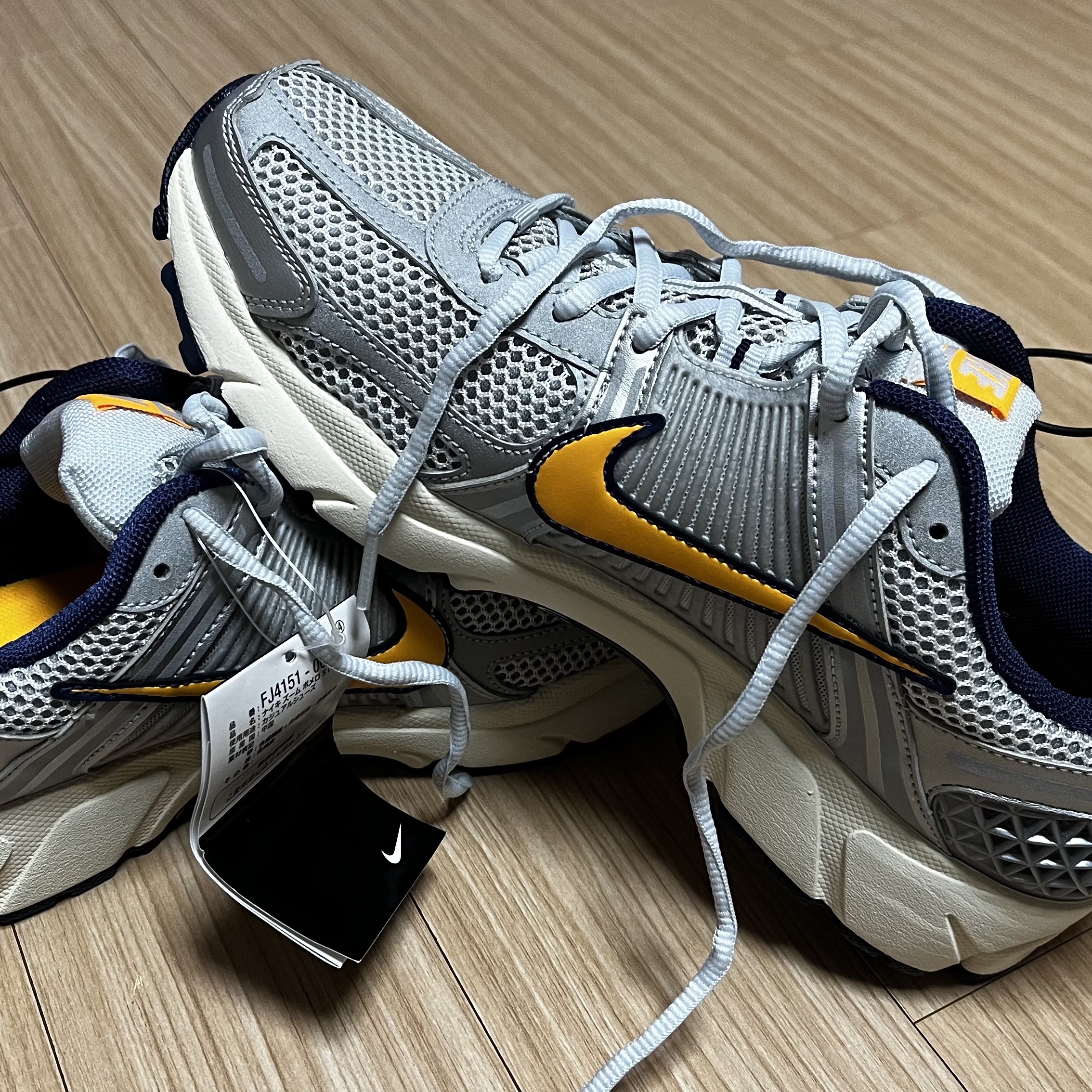 Nike Zoom Vomero 5 Pure Platinum and Laser Orange 착용 스타일 - 1