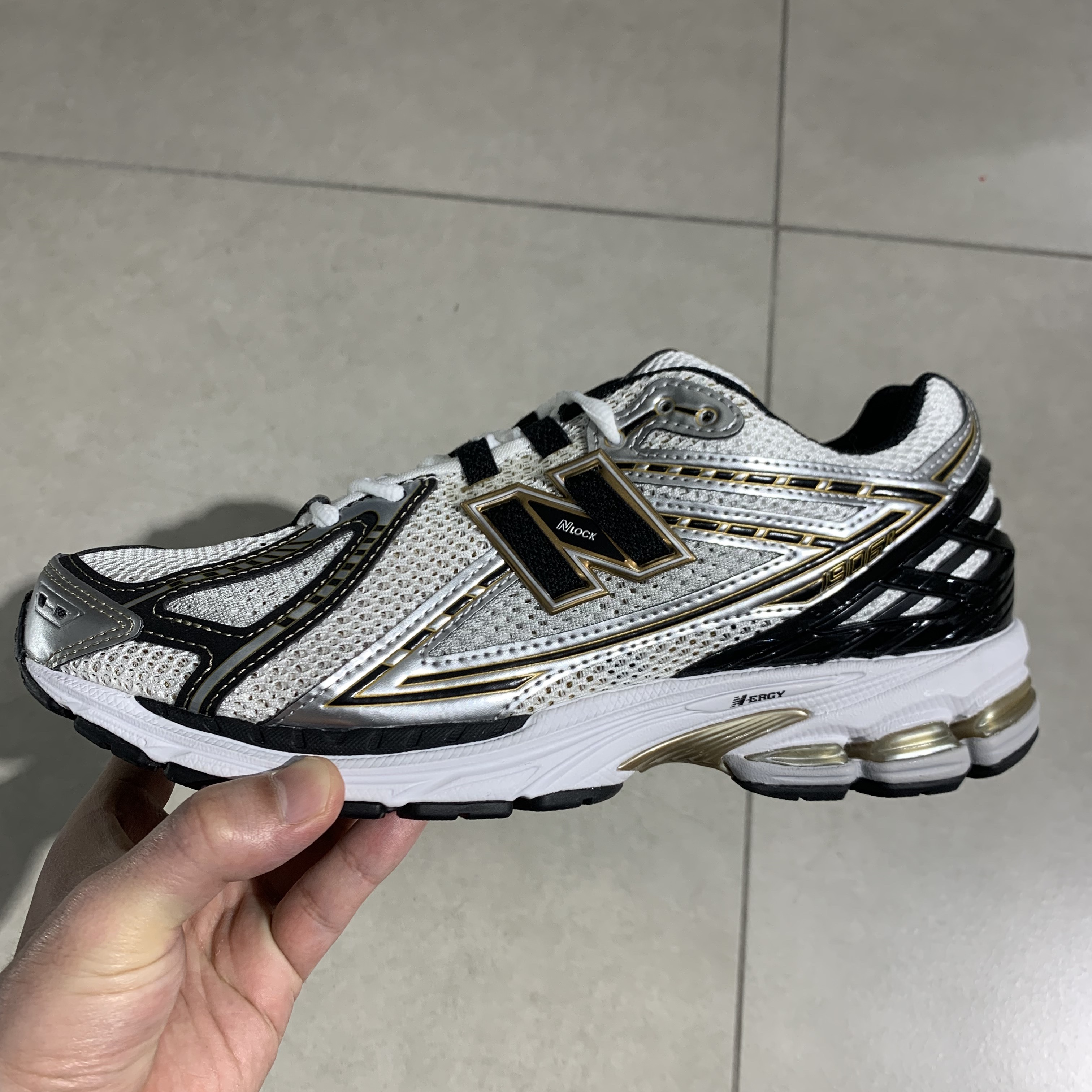 New Balance 1906R White Gold 착용 스타일