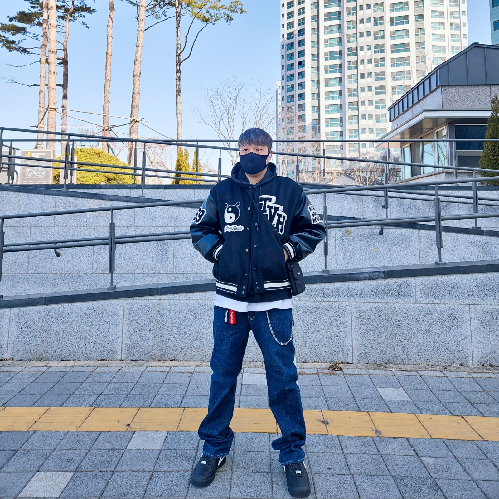 Nike x Ambush Air Force 1 Low SP Black, Supreme Floating Keychain Black - 23FW 착용 스타일 - 2