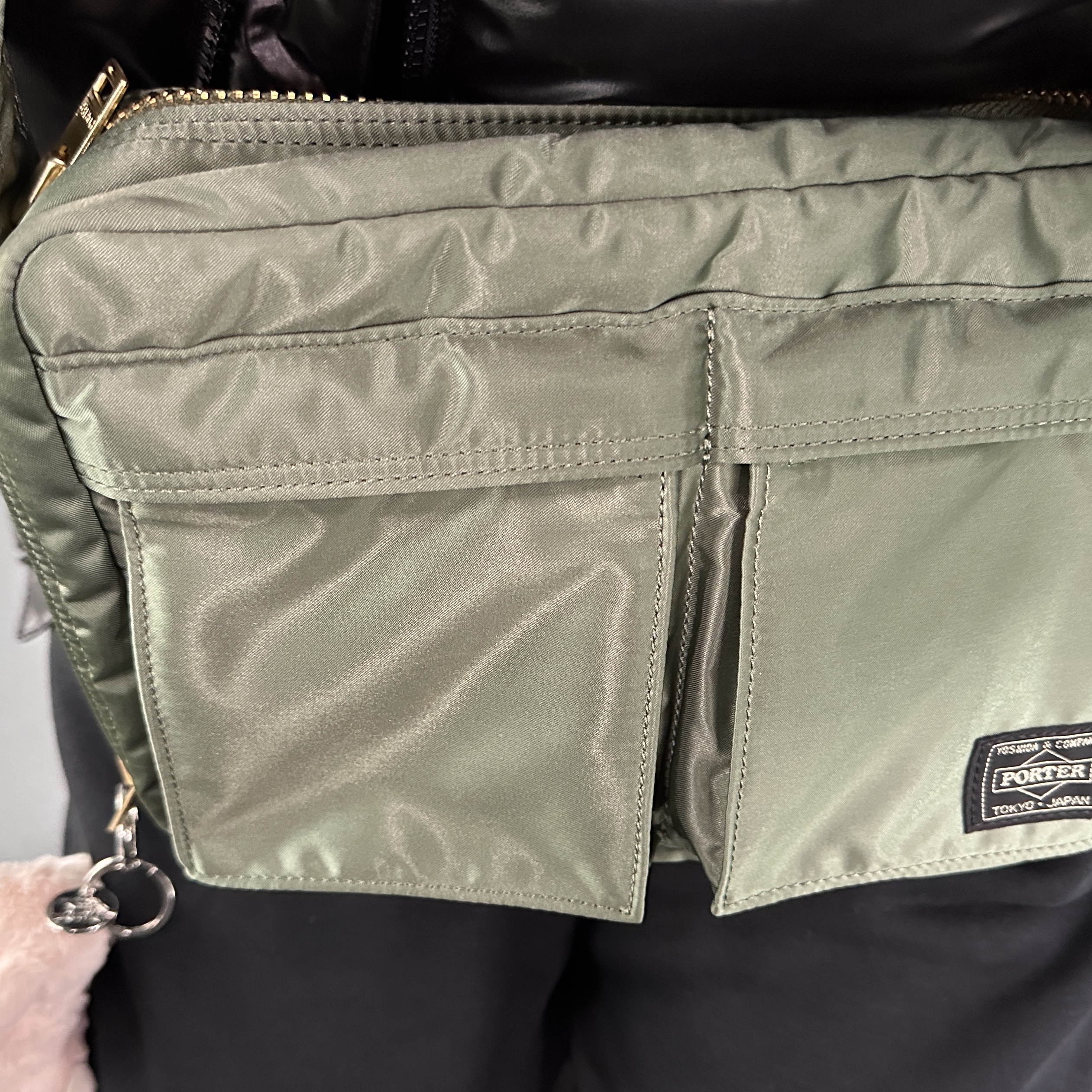 Porter Tanker Shoulder Bag S Sage Green 착용 스타일 - 2