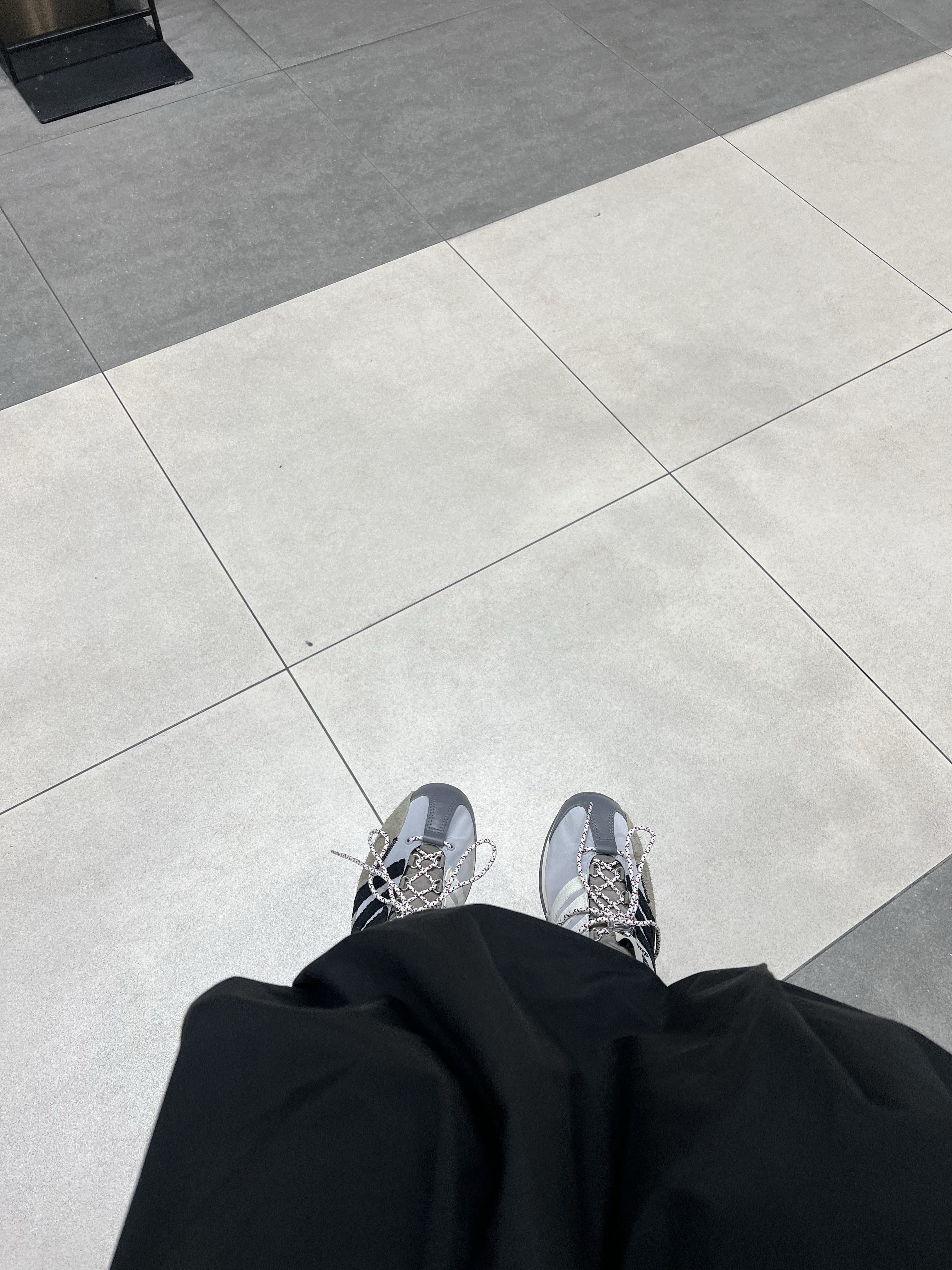 Adidas x Song for the Mute Country OG Grey Two Core Black 착용 스타일 - 2