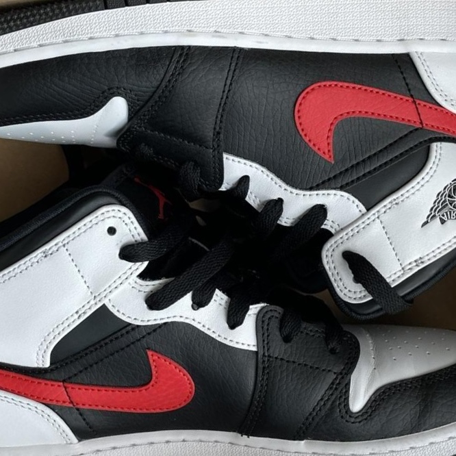 Jordan 1 Mid Black Chile Red 착용 스타일