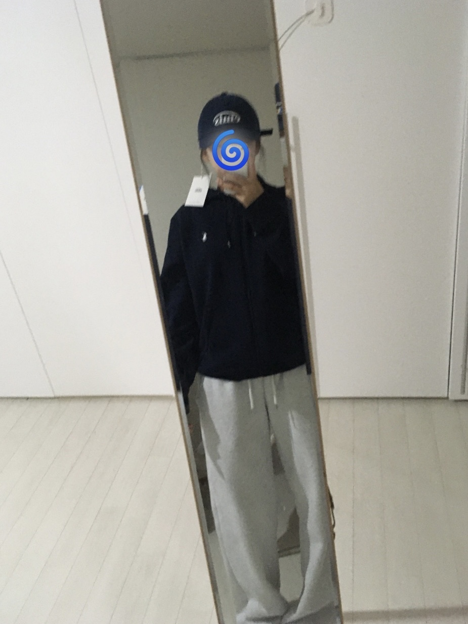 Emis New Logo Emis Cap Navy 착용 스타일