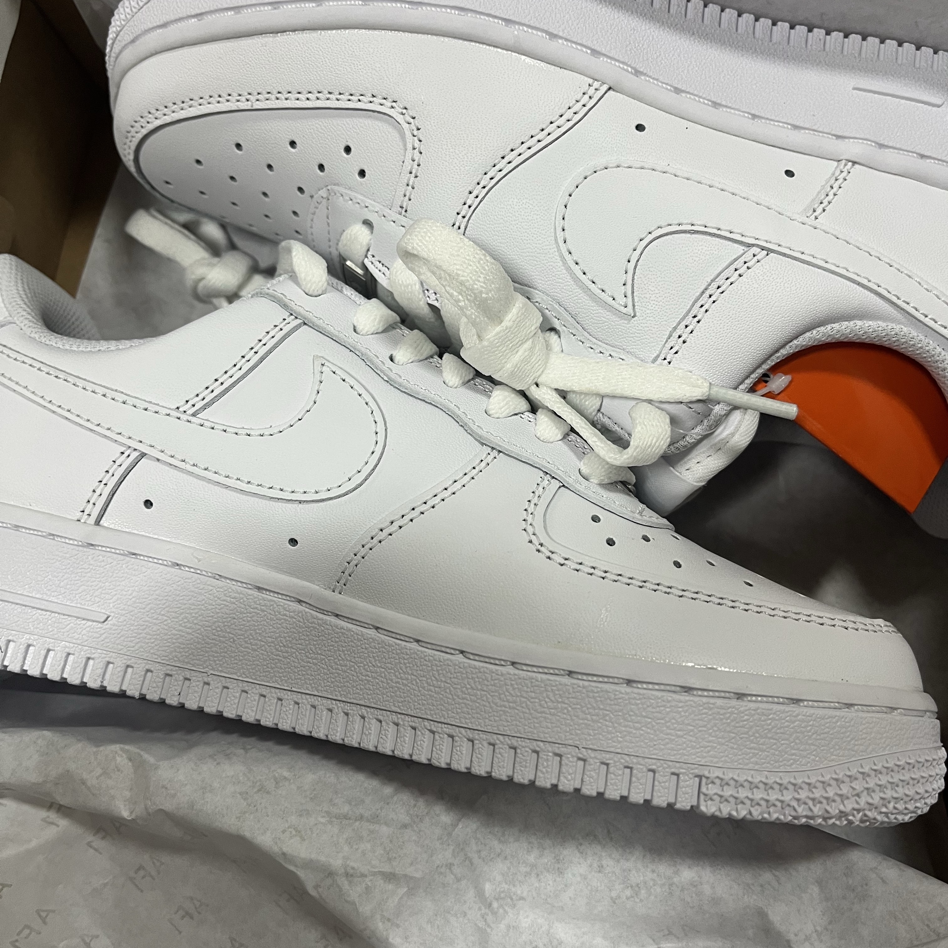 Nike Air Force 1 '07 Low White, Nike Air Force 1 '07 Low Triple Black 착용 스타일 - 1
