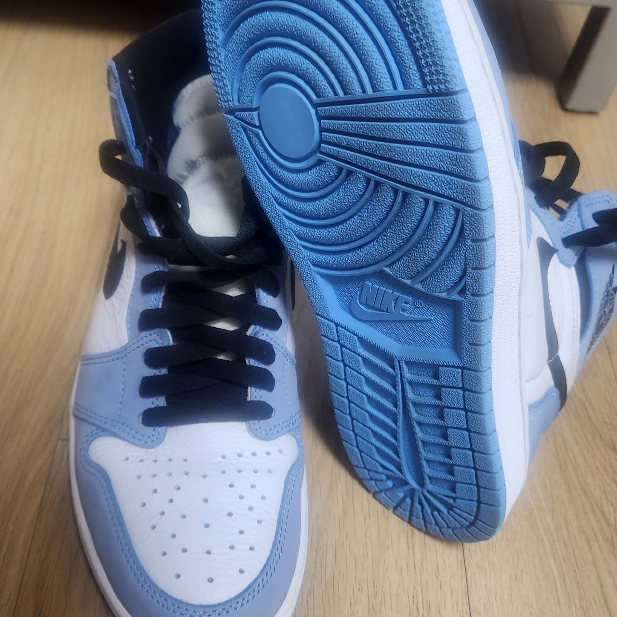 Jordan 1 Retro High OG University Blue 착용 스타일 - 4
