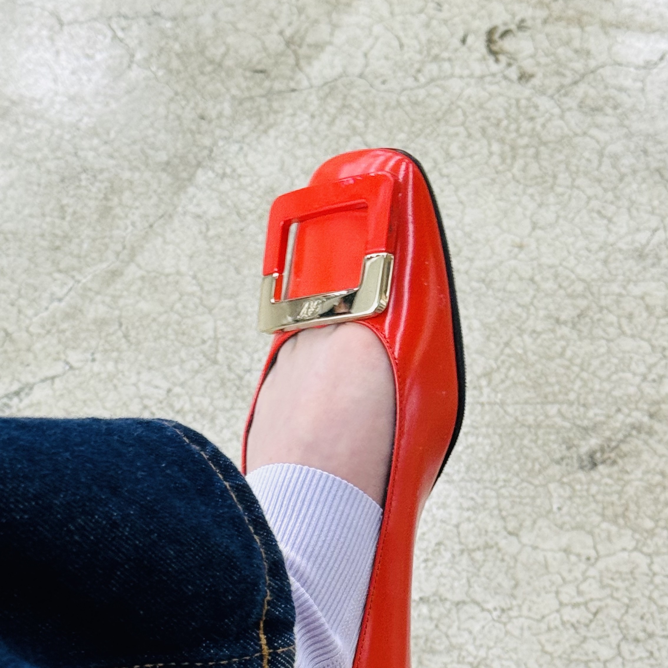 (W) Roger Vivier Trompette Metal Buckle Ballerinas Patent Leather Off White 착용 스타일 - 2