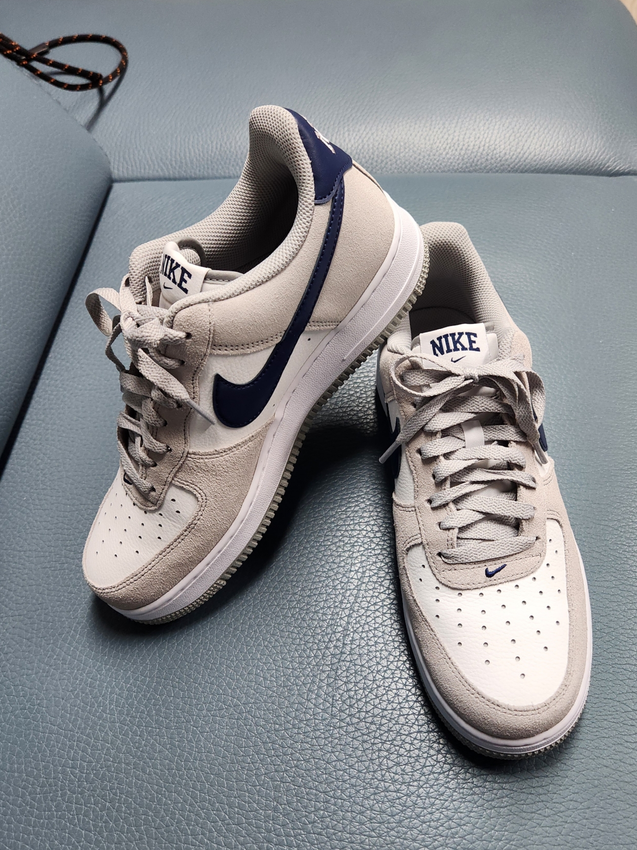 Nike Air Force 1 '07 Light Smoke Grey Midnight Navy 착용 스타일