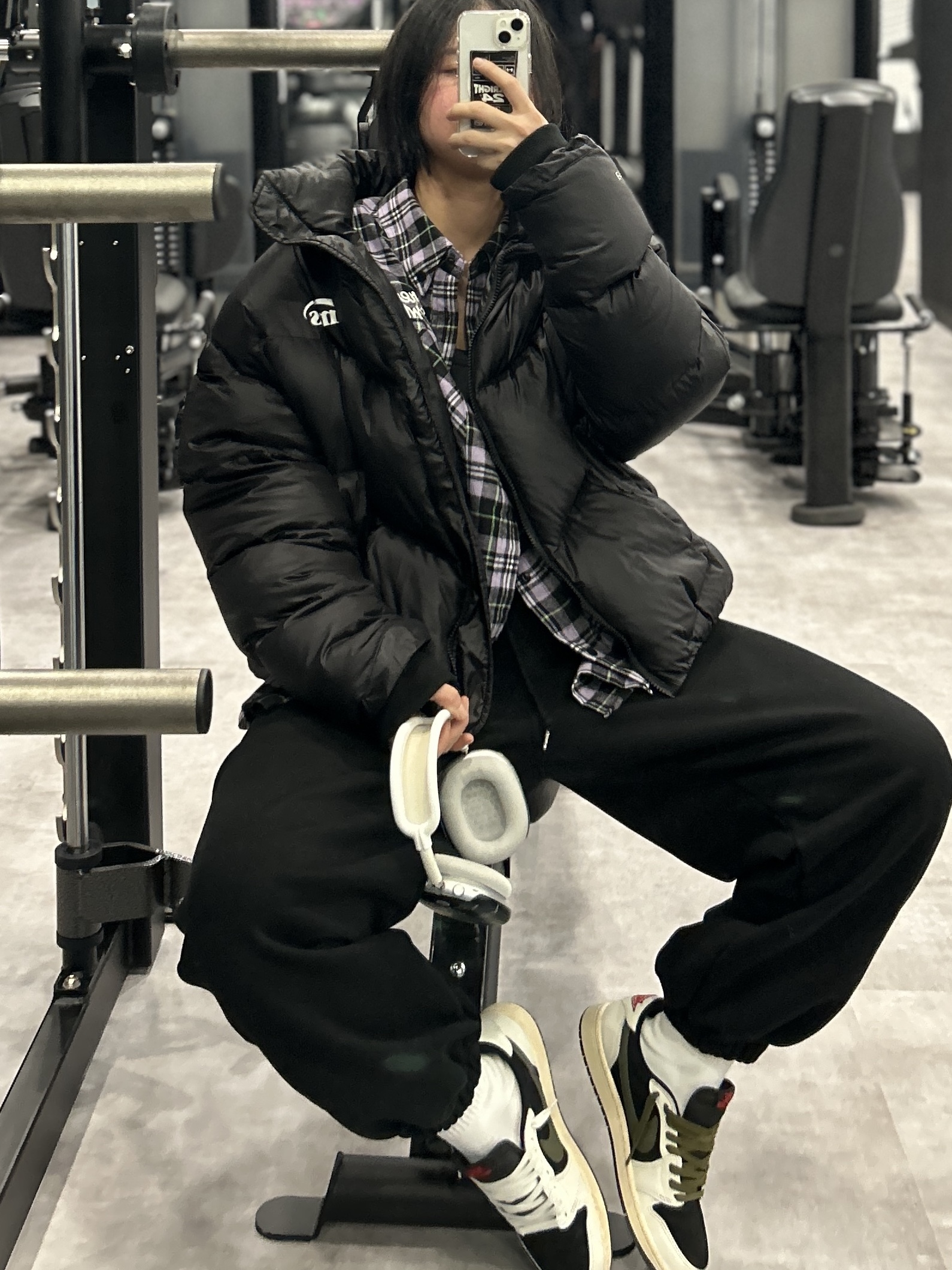 (W) Jordan 1 x Travis Scott Retro Low OG SP Medium Olive, Apple AirPods Max Lightning Silver (Korean Ver.) 착용 스타일 - 2