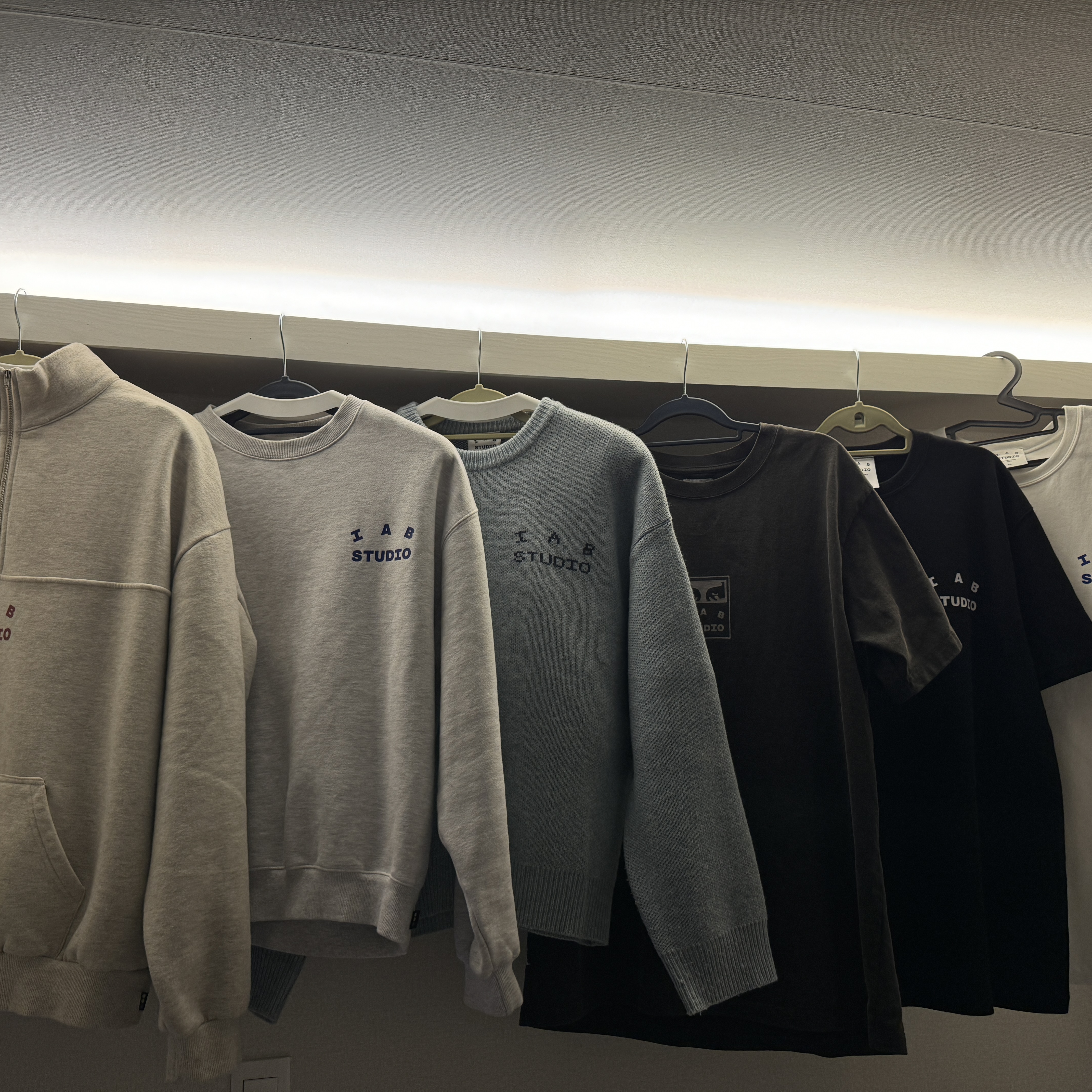 IAB Studio Sweatshirt Light Gray - 23FW, IAB Studio x Obey Icon Heavyweight Box T-Shirt Digital Black 착용 스타일