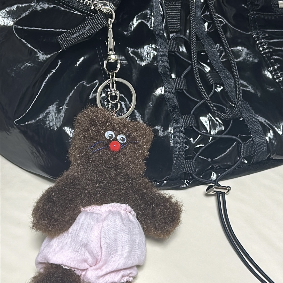 Monamhee Bred Keyring with Pink Pants Brown 착용 스타일