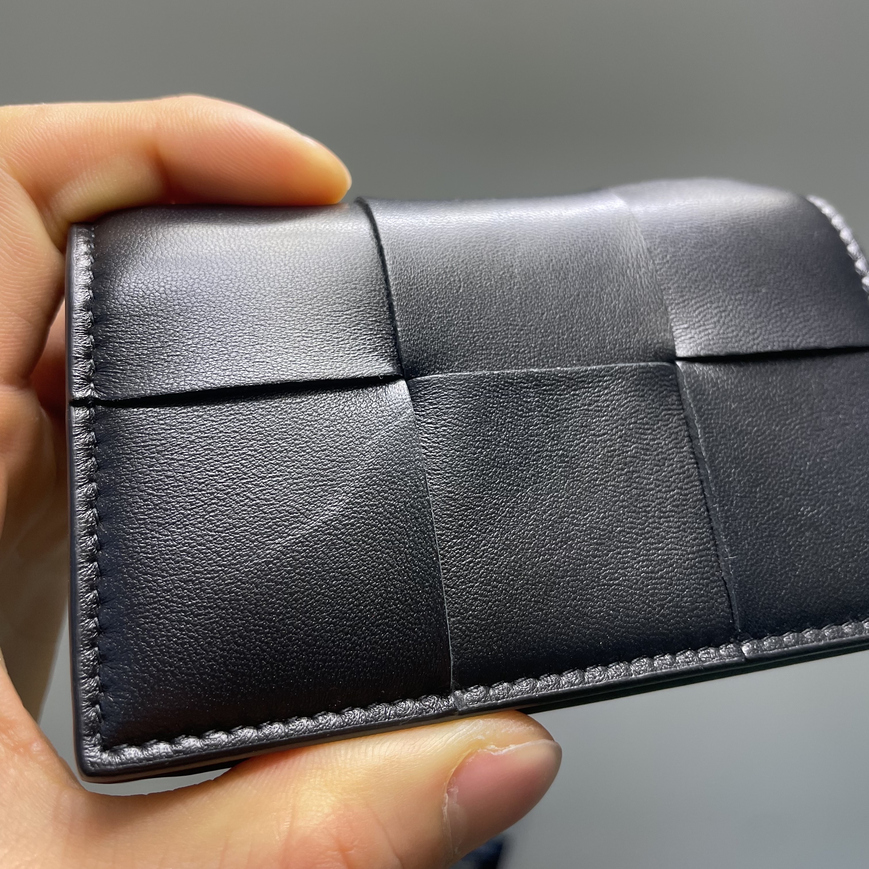 Bottega Veneta Cassette Business Card Case Black 착용 스타일 - 1