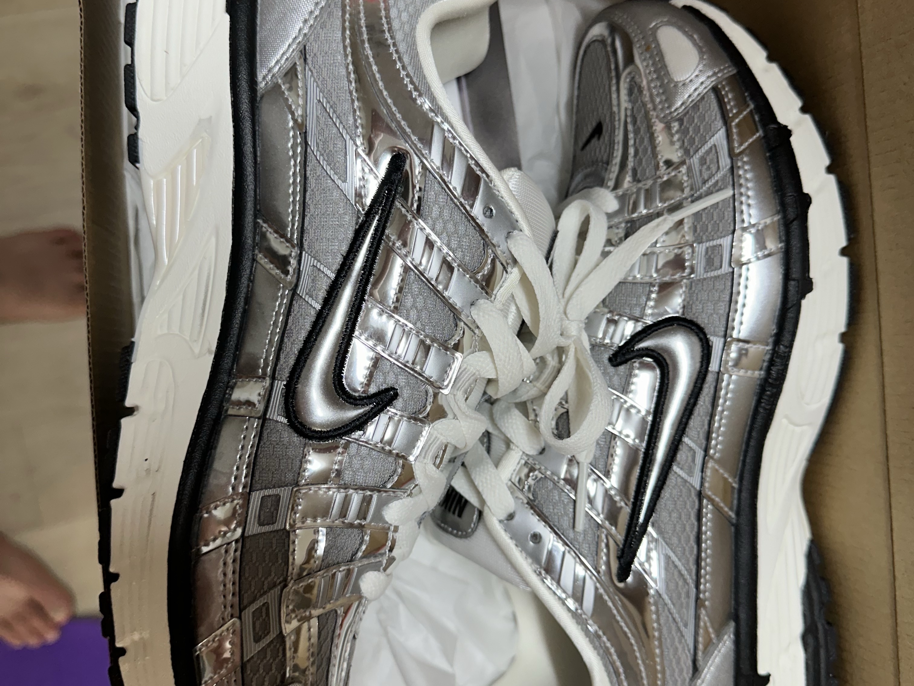 Nike P-6000 Metallic Silver 착용 스타일 - 1