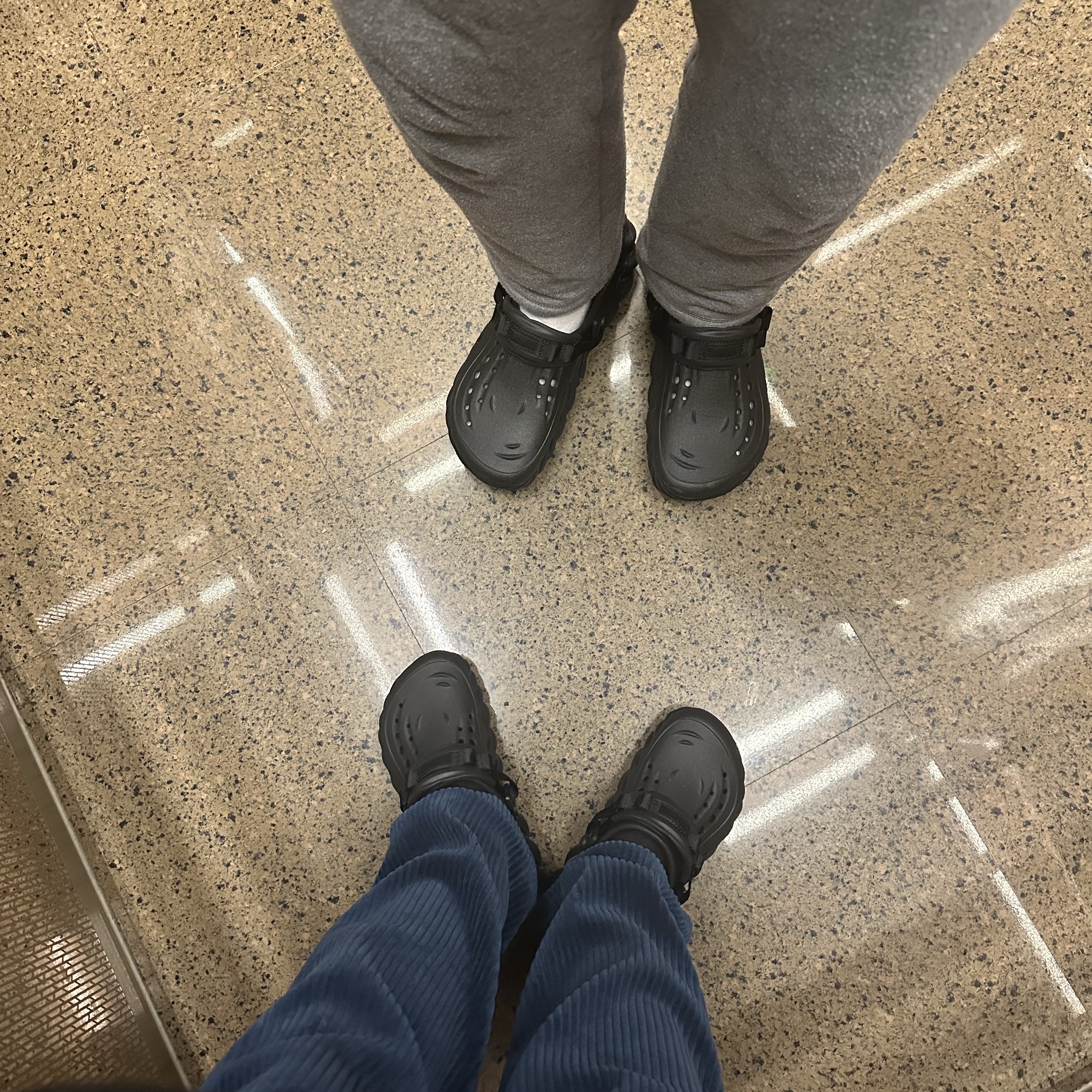 Crocs Echo Clog Black 착용 스타일 - 2