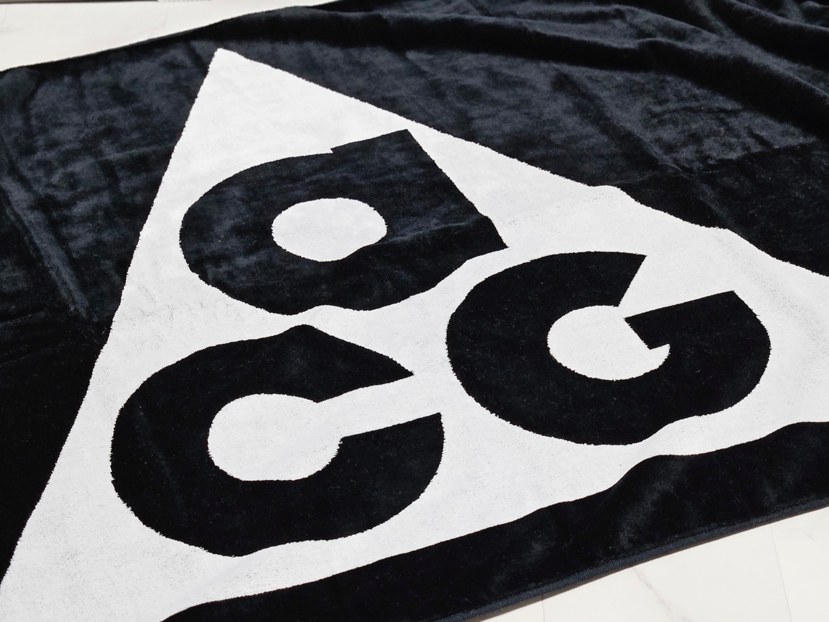 Nike ACG Towel Black Summit White 착용 스타일 - 7