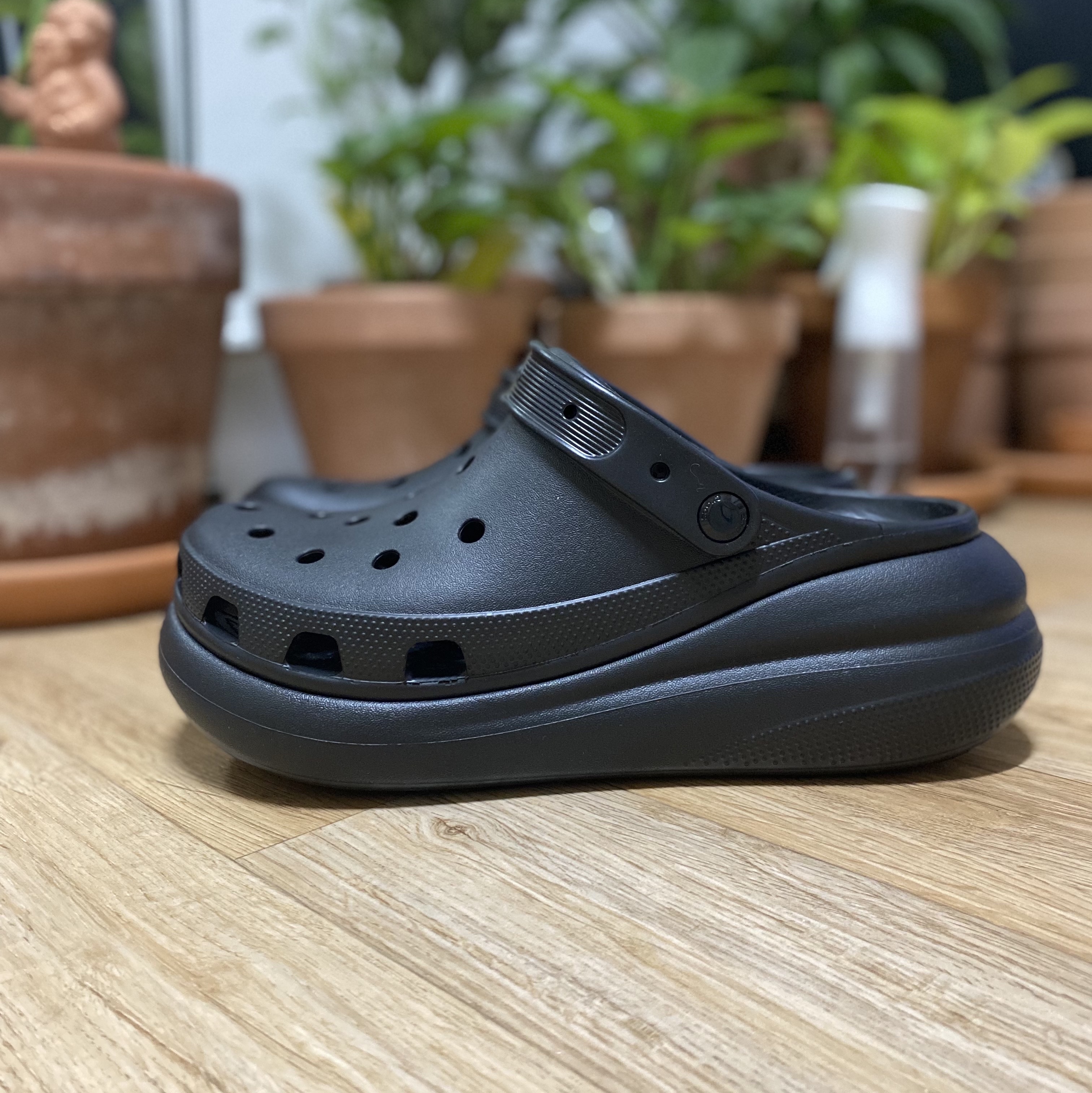Crocs Classic Crush Clog Black 착용 스타일