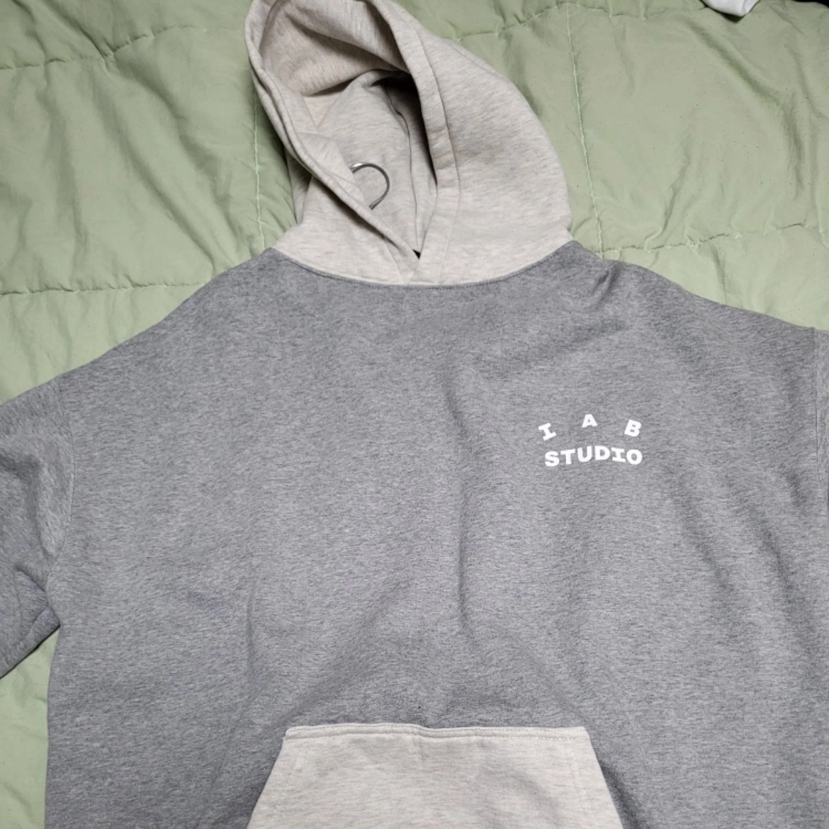 IAB Studio Hoodie Dual Gray 착용 스타일