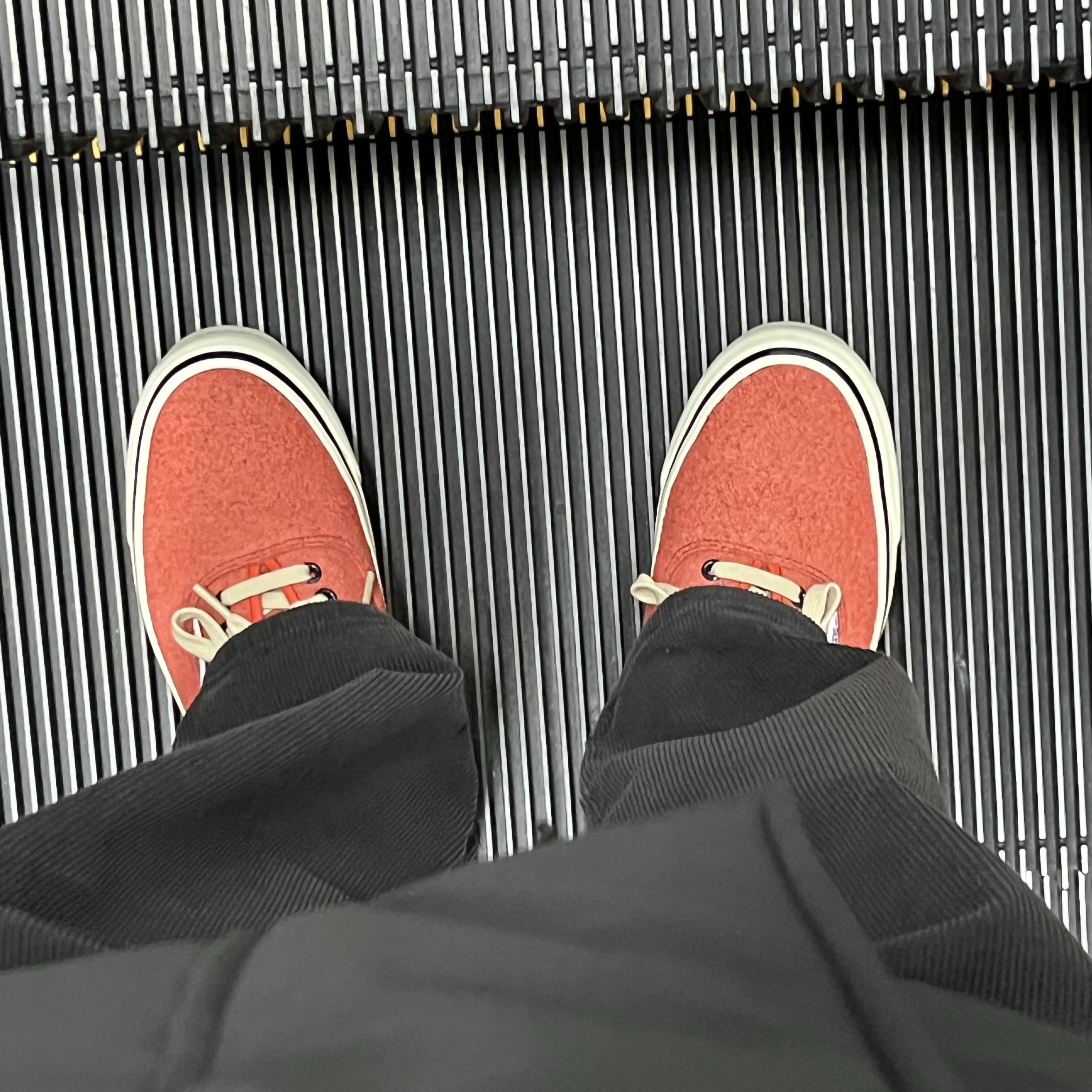 Vans Vault x Julian Klincewicz OG Authentic SP LX Hairy Suede Cherry Tomato 착용 스타일 - 1